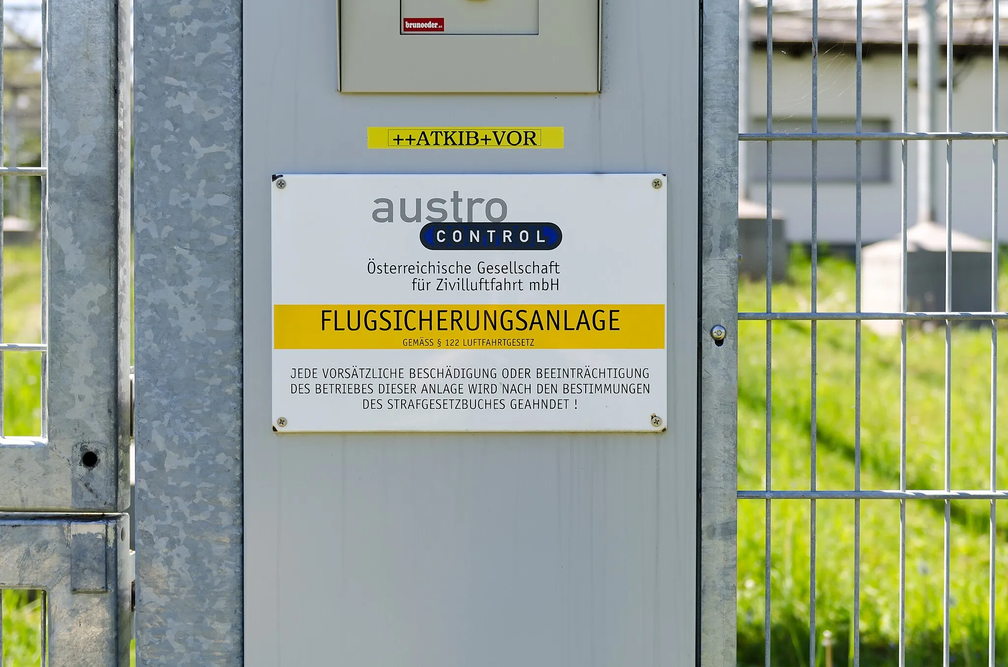 Photo showing: warning sign in front of Klagenfurt VOR-DME (KFT) on Kitzelsberg, Carinthia, Austria broadcasting on a frequency of 113,10 MHz situated close to Klagenfurt Airport (LOWK)