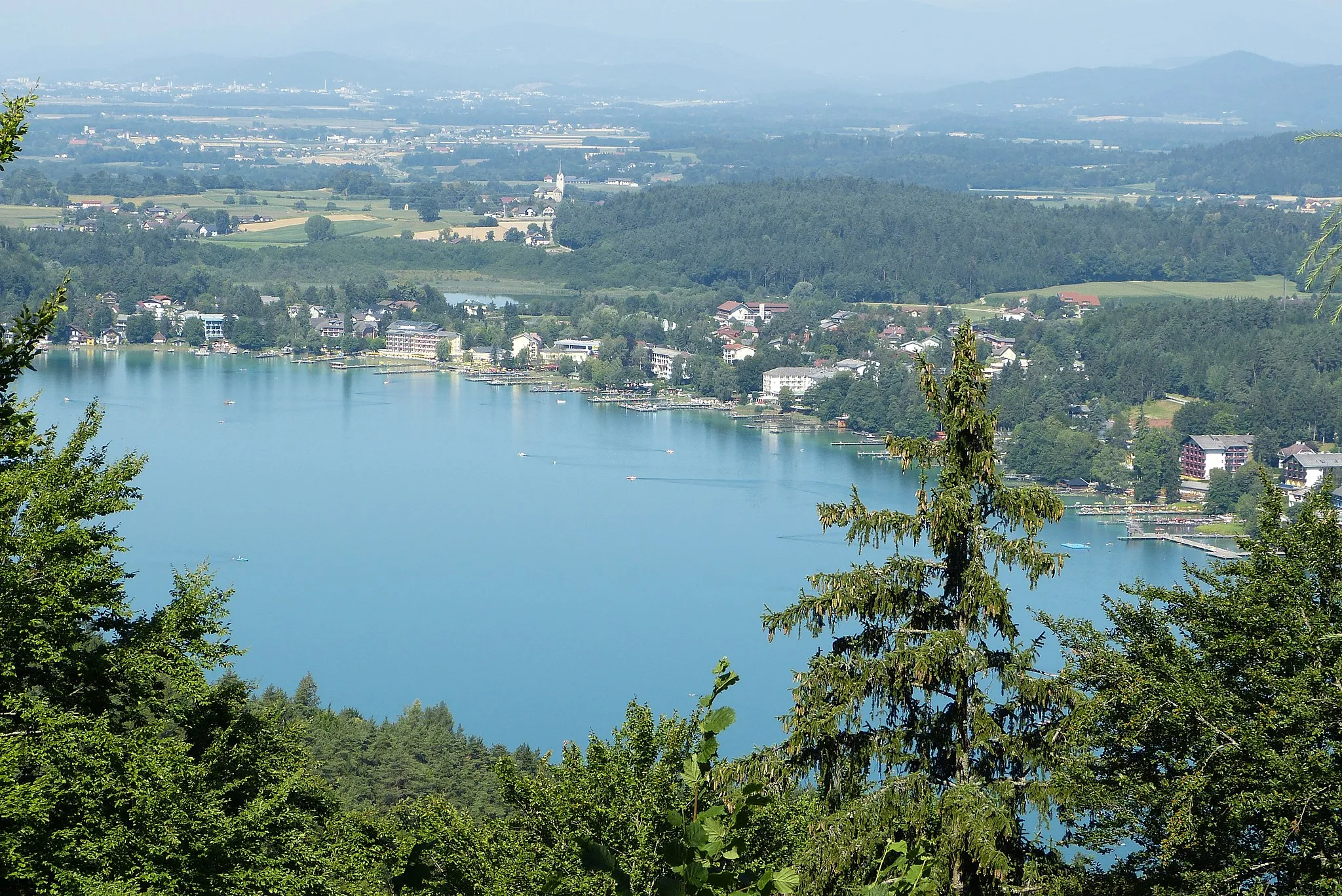 Photo showing: Blick auf den Klopeiner See vom Georgiberg (südöstlich des Sees), im Hintergrund Sankt Kanzian