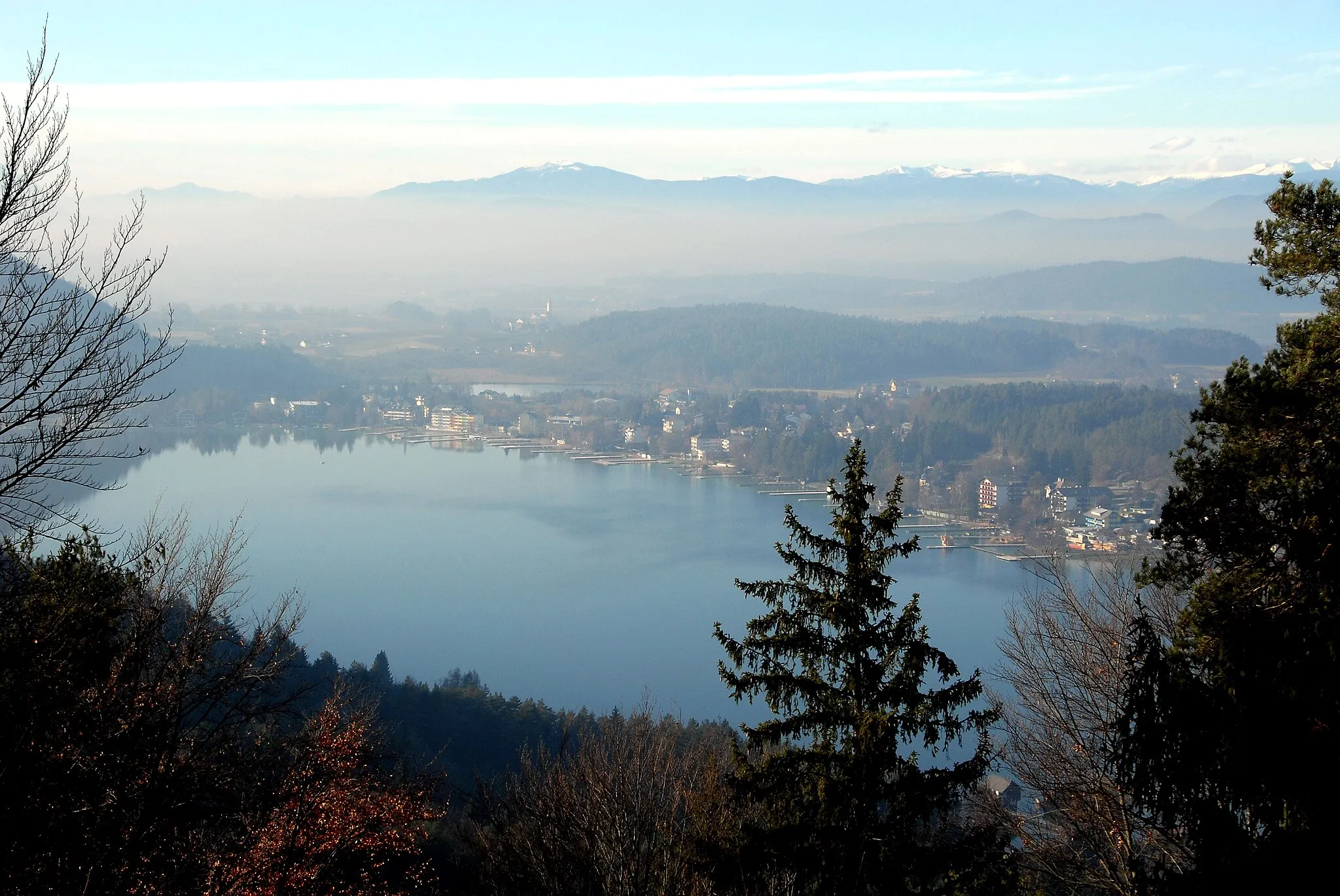 Photo showing: View of Lake Klopein (seen from the Mount Georg), municipality Sankt Kanzian am Klopeiner See, district Völkermarkt, Carinthia, Austria, EU