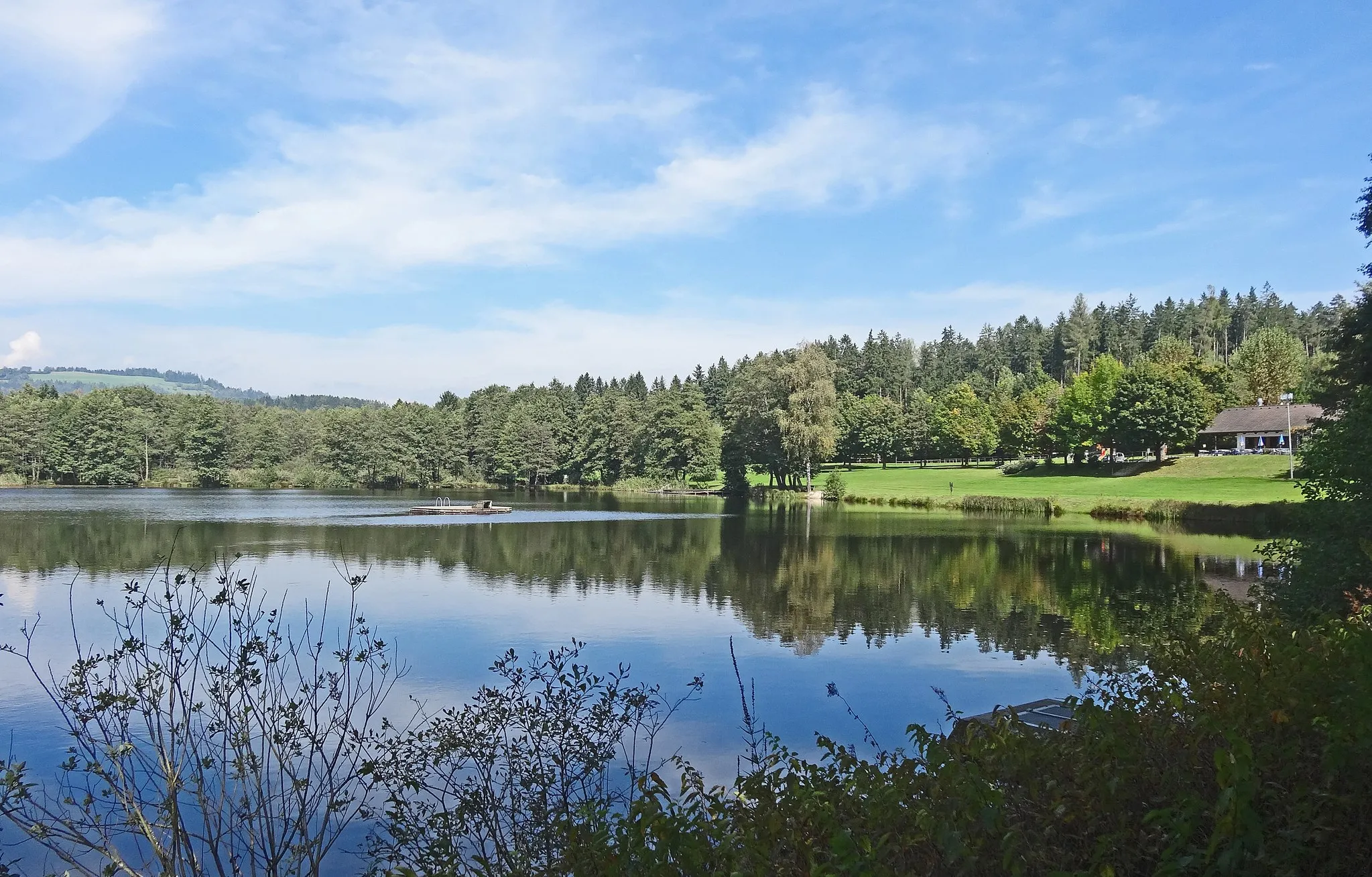 Photo showing: Der Flatschacher See, rechts im Bild Liegewiese und Restaurant