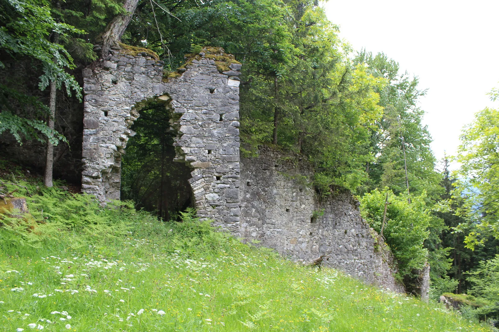 Photo showing: Eingangsturm zum Wirtschaftshof der Burg Treffen (Kärnten). Blick Richtung Südosten. Die Gründung der Burg erfolgte um 1065 durch Graf Markwart v. Eppenstein. Die Grafen und Kärntner Herzöge von Eppenstein gehörten zu jener Zeit zu den mächtigsten Dynastien im südöstlichen Alpenraum. Um 1090 geht die Burg und weitere Eppensteiner Besitzungen durch eine Heirat an den Grafen Wolfrad aus dem schwäbischen Dynastengeschlecht der Grafen von Veringen. Ab 1121 trat er als Graf „von Treffen“ auf.