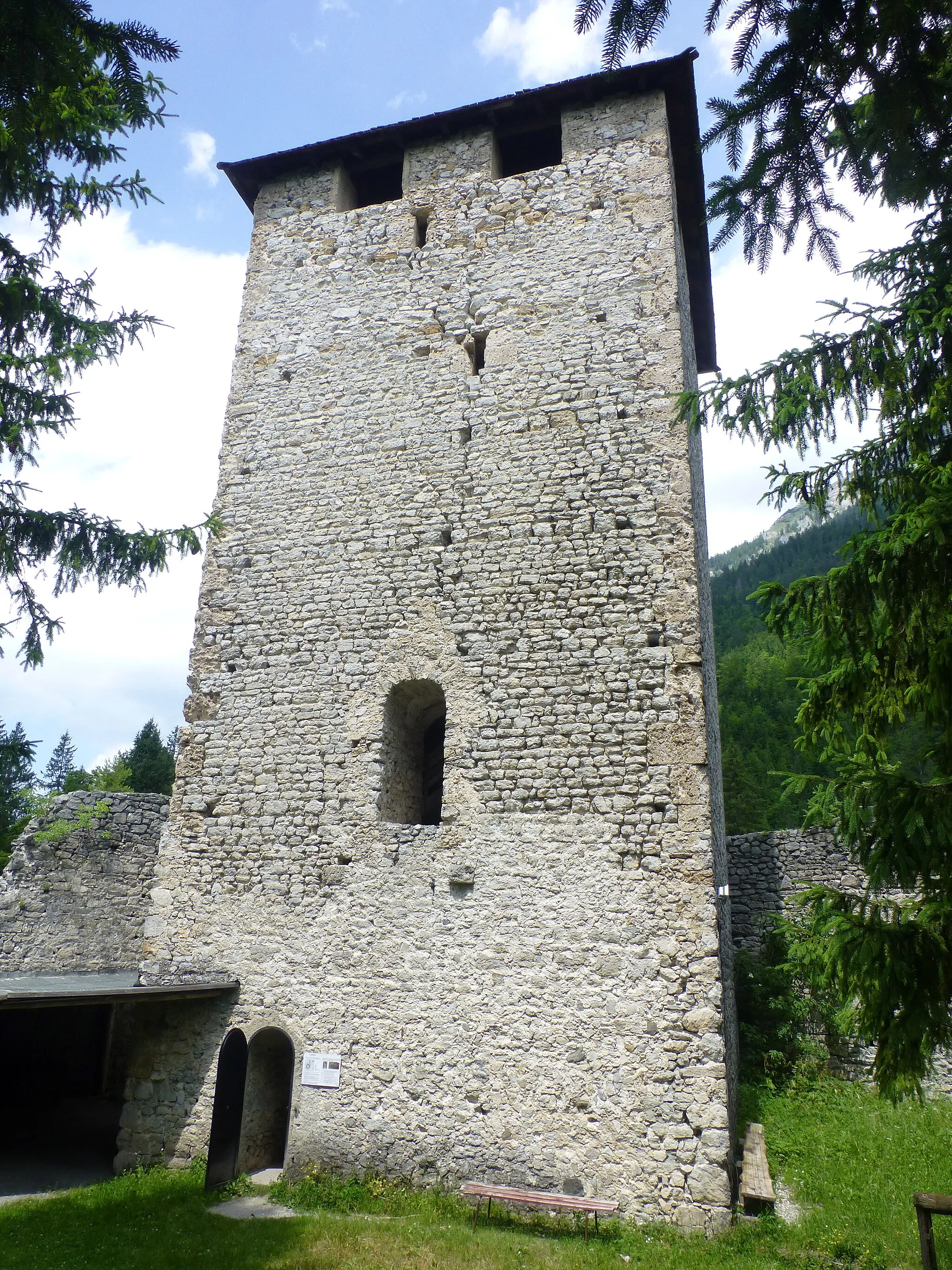 Photo showing: Bergfried der Burgruine Khünburg bei Hermagor