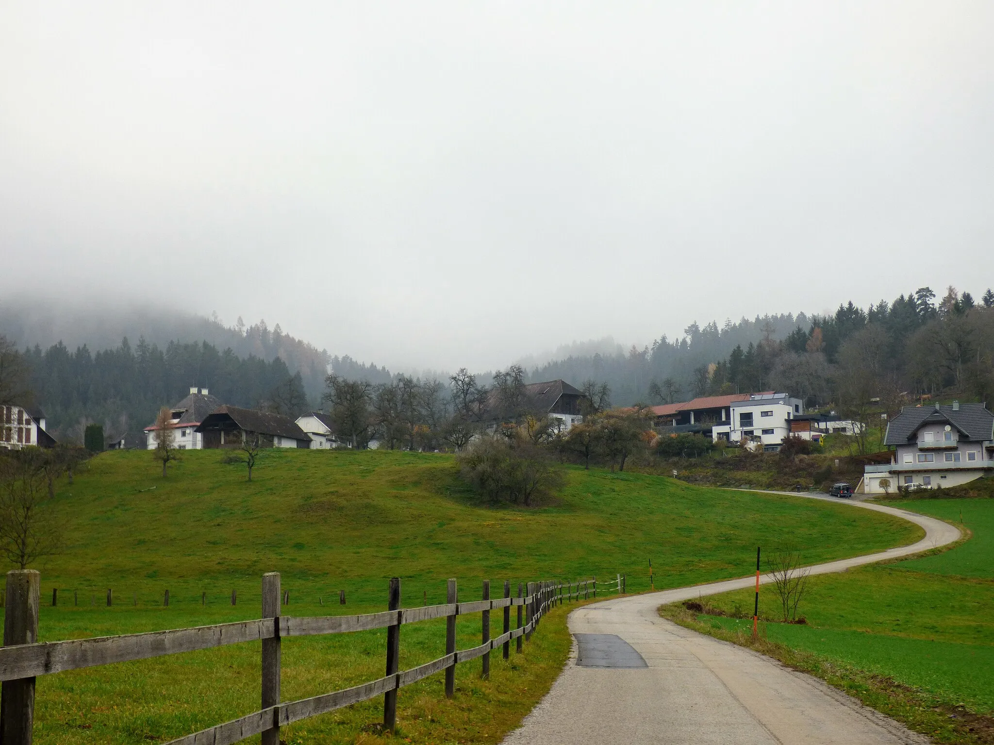 Photo showing: Beißendorf (Bezirk Sankt Veit an der Glan, Kärnten). 
Ansicht von Süden. die Häuser links gehören zur Gemeinde Liebenfels, die Häuser rechts zur Gemeinde Frauenstein