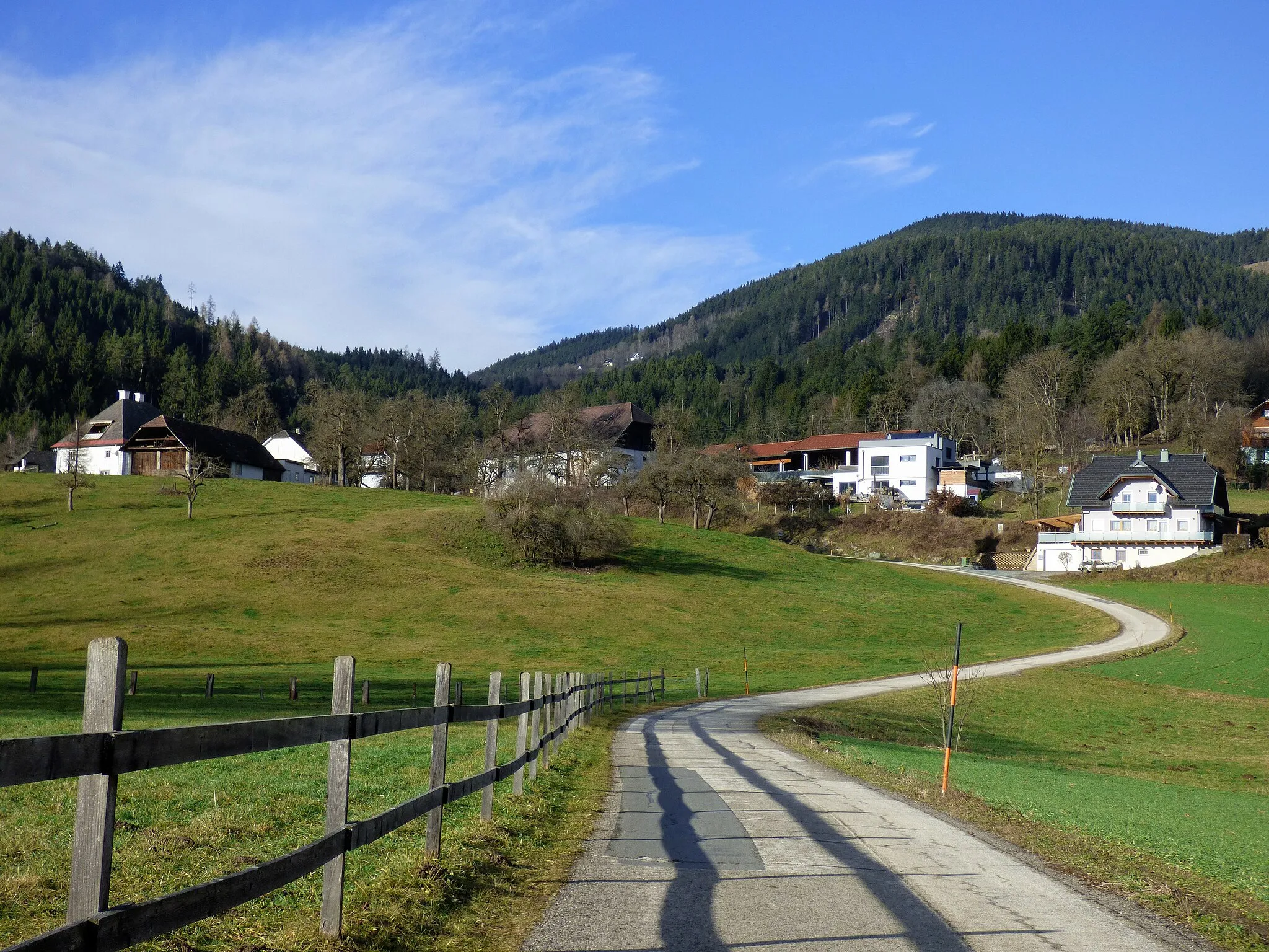 Photo showing: Beißendorf, links Gemeinde Liebenfels, rechts Gemeinde Frauenstein (Kärnten)