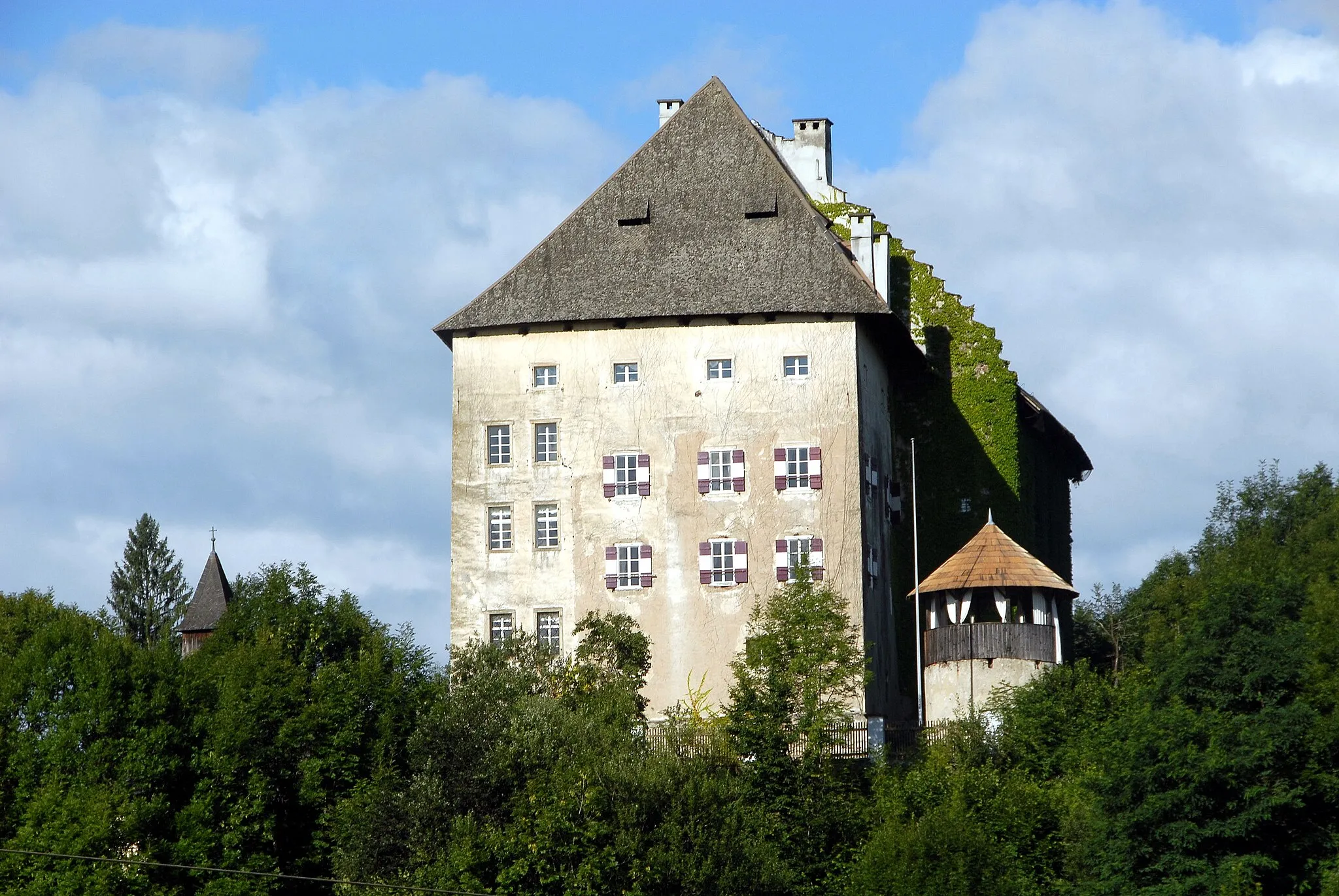 Photo showing: Eastern view of the castle on Schloss #1, market town Moosburg, district Klagenfurt Land, Carinthia, Austria, EU