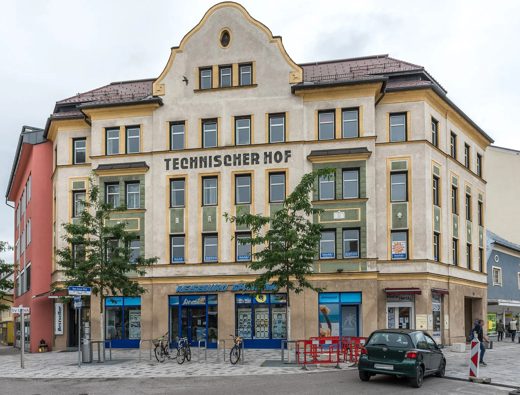 Photo showing: Residential building on Hans-Gasser-Platz #1, borough Perau, statutary city Villach, Carinthia, Austria, EU
