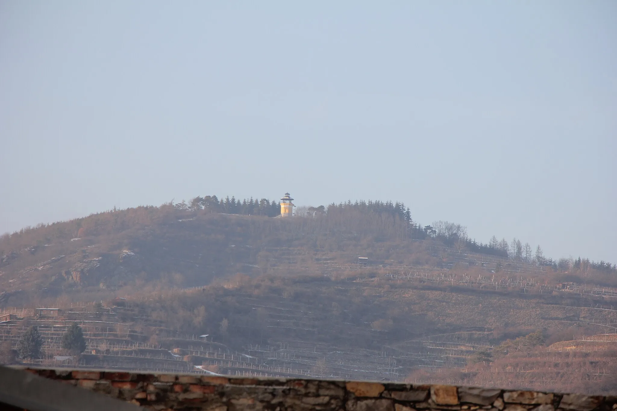 Photo showing: Doau-Warte am Braunsdorfer Berg in Krems an der Donau, gesehen von Mautern am anderen Donauufer