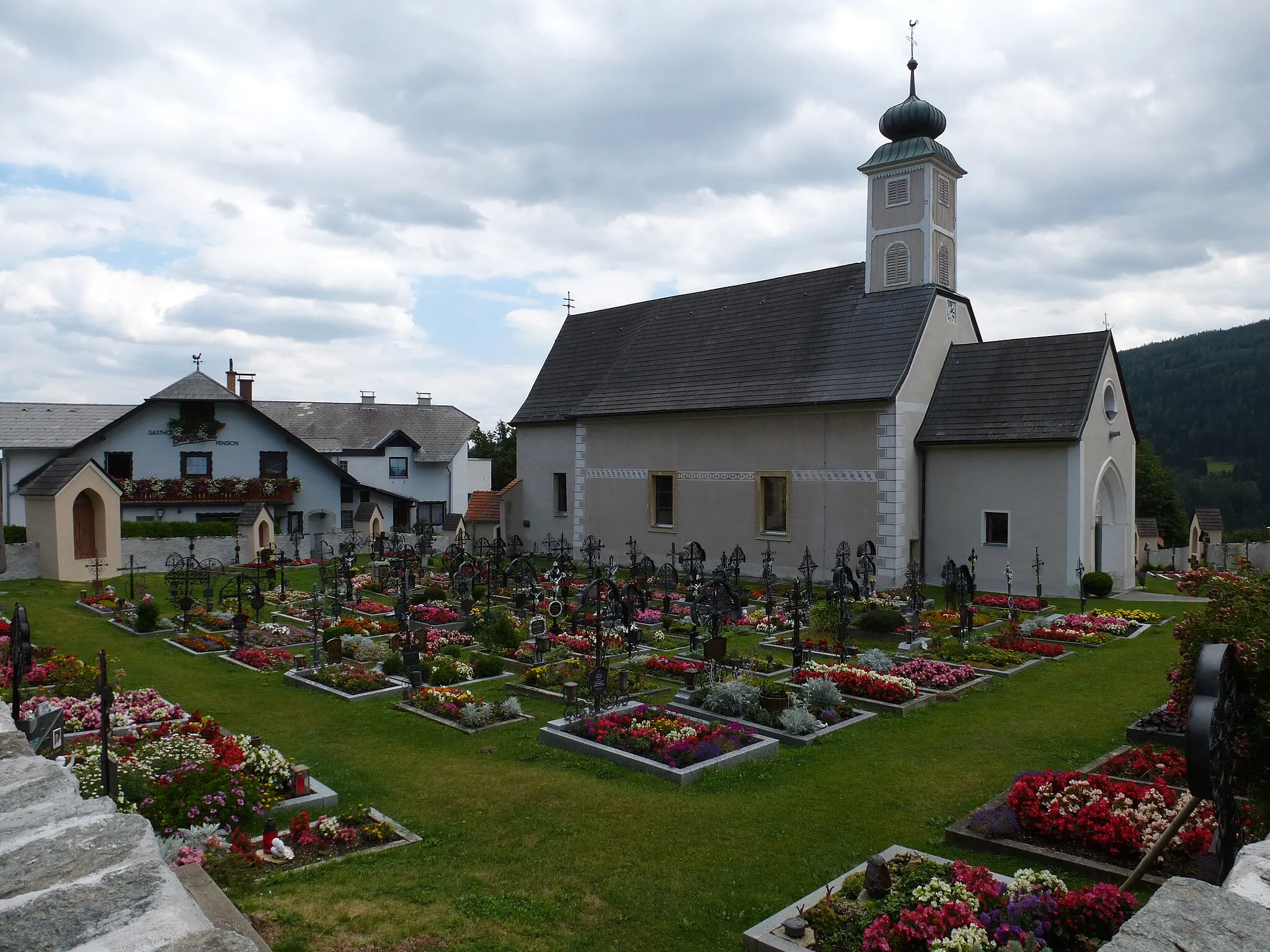Photo showing: Kath. Pfarrkirche hl. Petrus und Friedhof