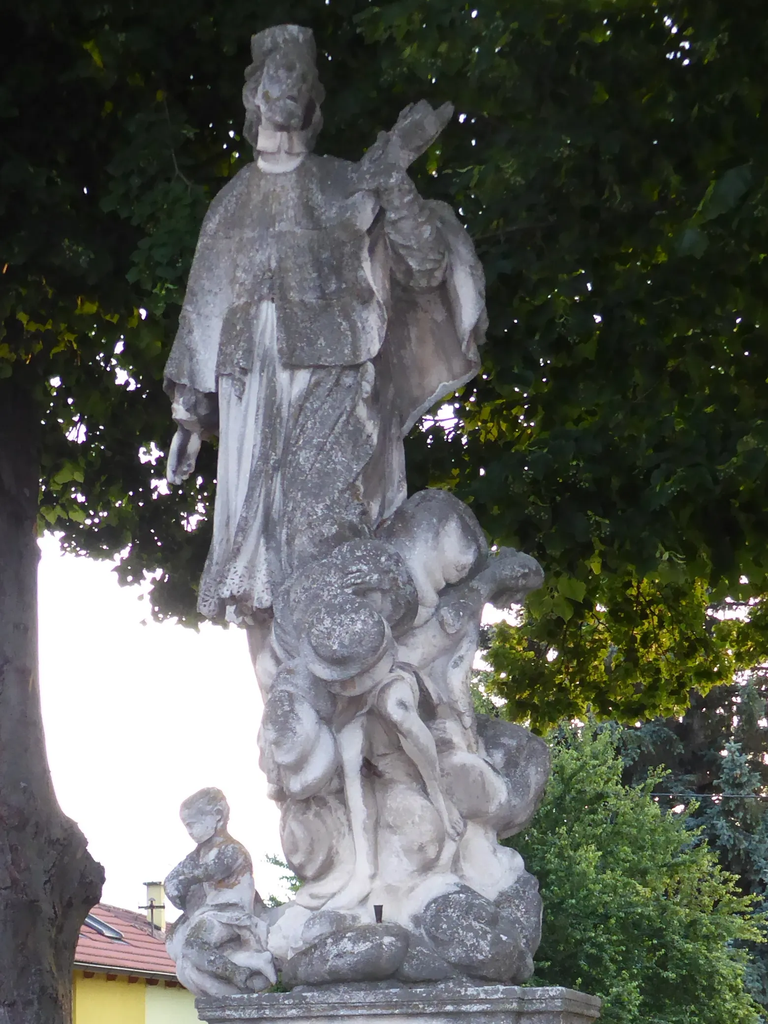 Photo showing: Statue hl. Johannes Nepomuk südwestlich des Pfarrhofs, vor Platzl 6, Aspersdorf, Hollabrunn, Niederösterreich