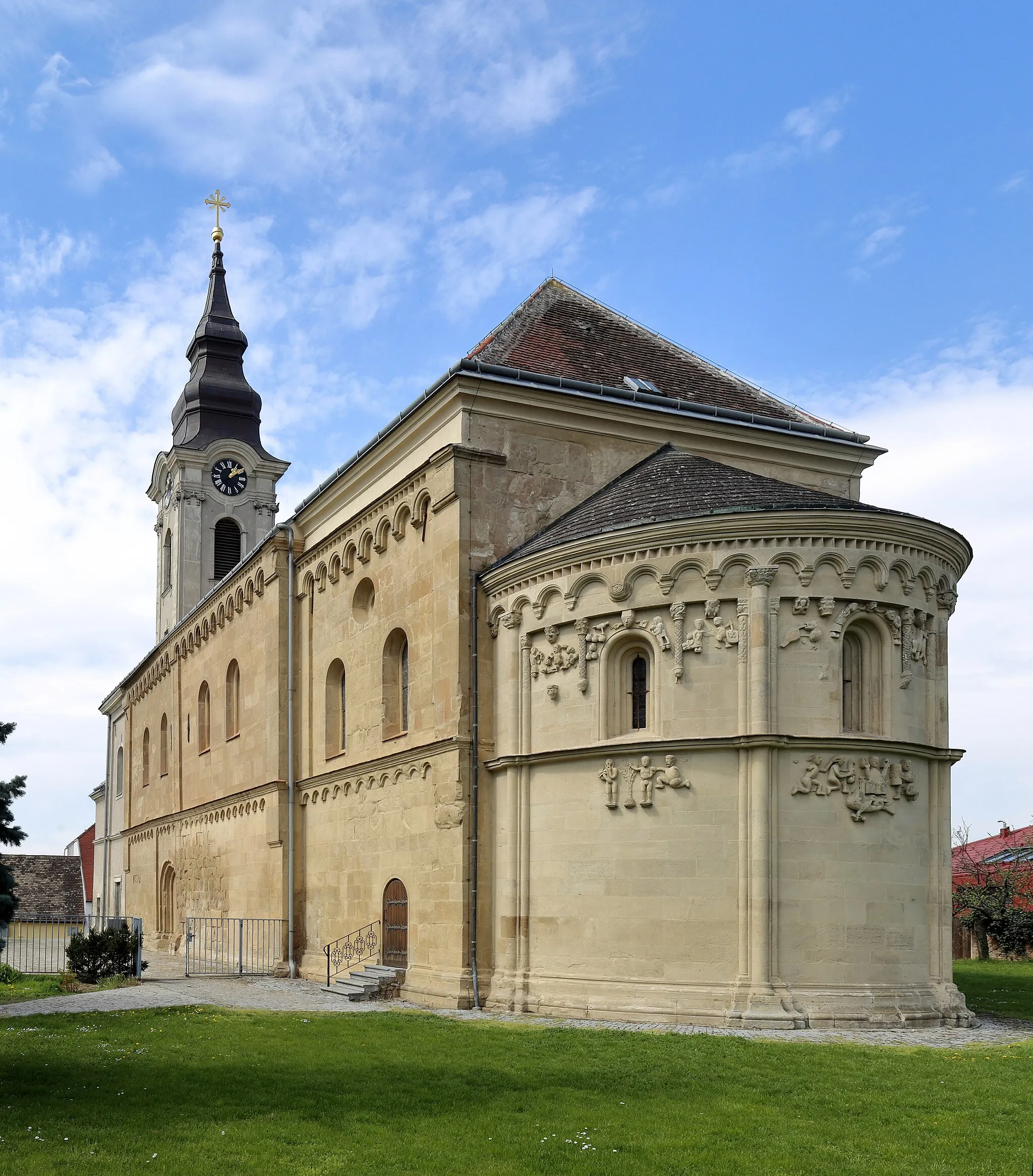 Photo showing: Südostansicht der römisch-katholischen Pfarrkirche Mariae Geburt in Schöngrabern, ein Ortsteil der niederösterreichischen Marktgemeinde Grabern. Das Langhaus, das leicht eingezogene Chorquadrat und die Rundapsis sind spätromanisch (um 1210/30). Ende des 18. Jahrhunderts wurde der Turm über dem Chorquadrat abgetragen und Anfang des 19. Jahrhunderts das Langhaus um ein Joch verlängert sowie der Westturm errichtet. Nach einem Brand wurde der Turm 1866 erhöht.