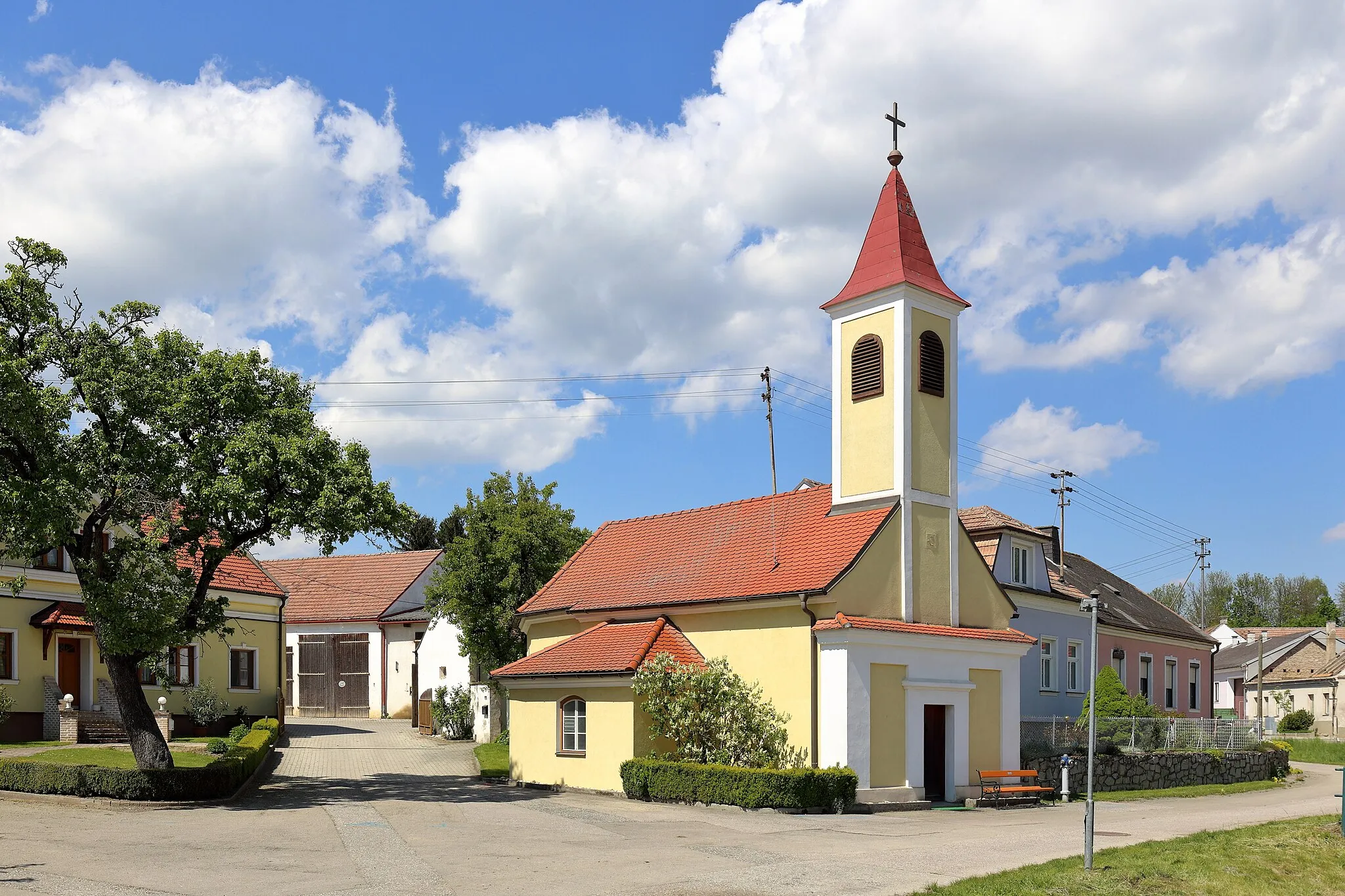 Photo showing: Ortskapelle Herz Jesu in Untergrub, ein Ortsteil der niederösterreichischen Marktgemeinde Göllersdorf. Ein fachgegliederter Bau aus der 2. Hälfte des 19. Jahrhunderts.