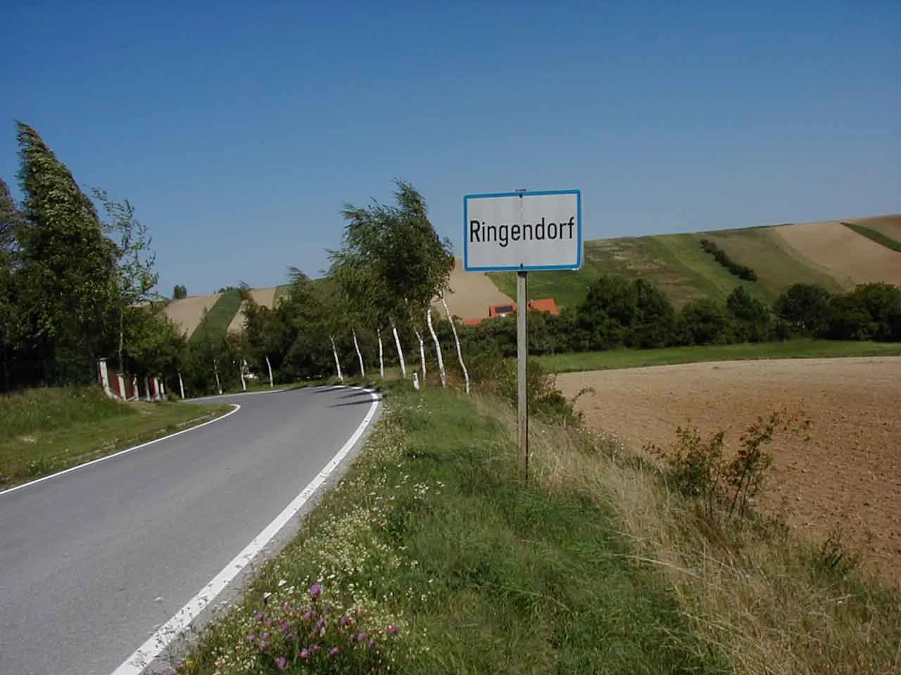 Photo showing: Ortstafel von Ringendorf (Gemeinde Großmugl)