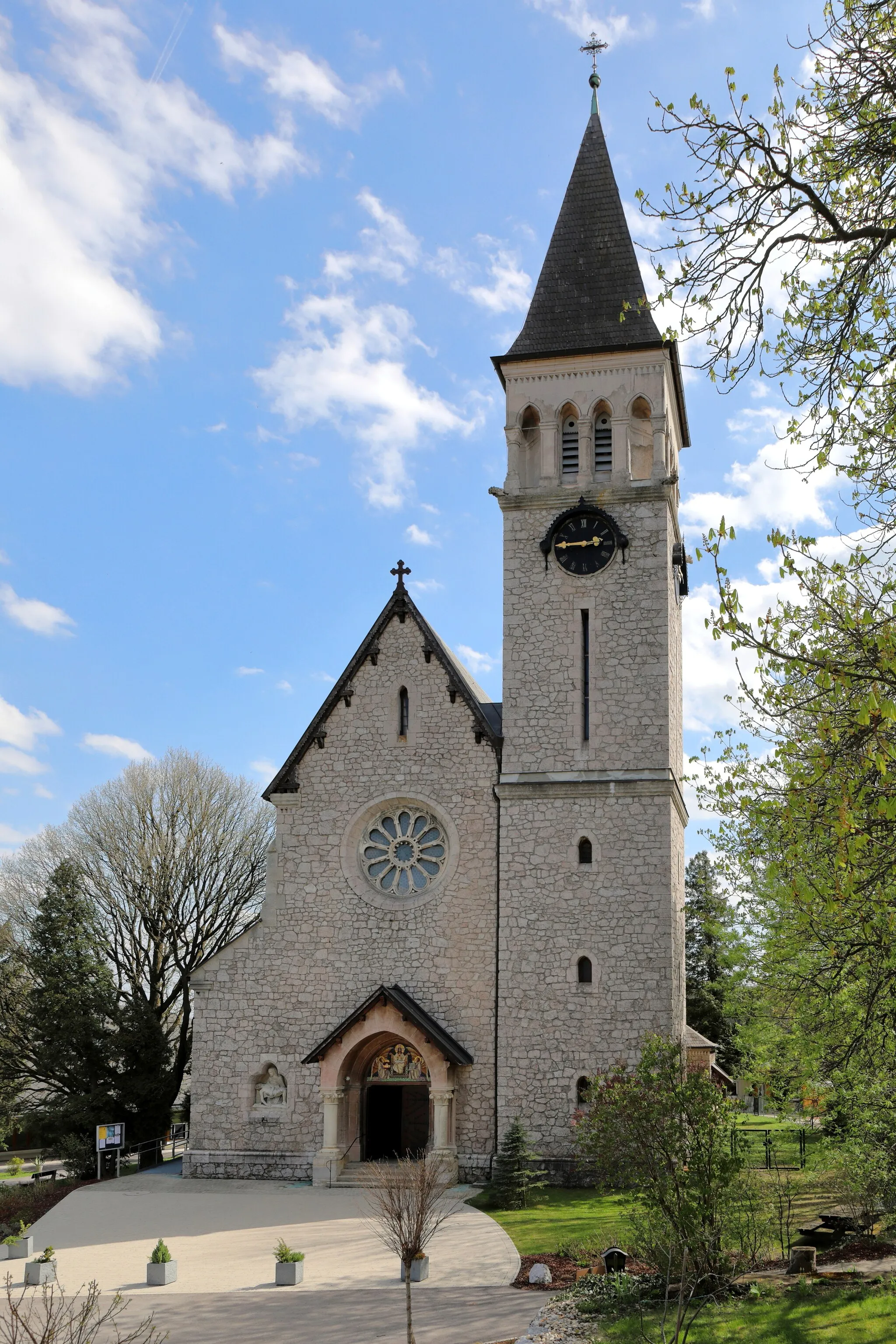 Photo showing: Die röm.-kath. Pfarrkirche Hl. Dreifaltigkeit in der niederösterreichischen Gemeinde Gießhübl. Eine um 1900 errichtete Basilika mit Heimatstilelementen und einem seitlich vorgestellten Nordturm.