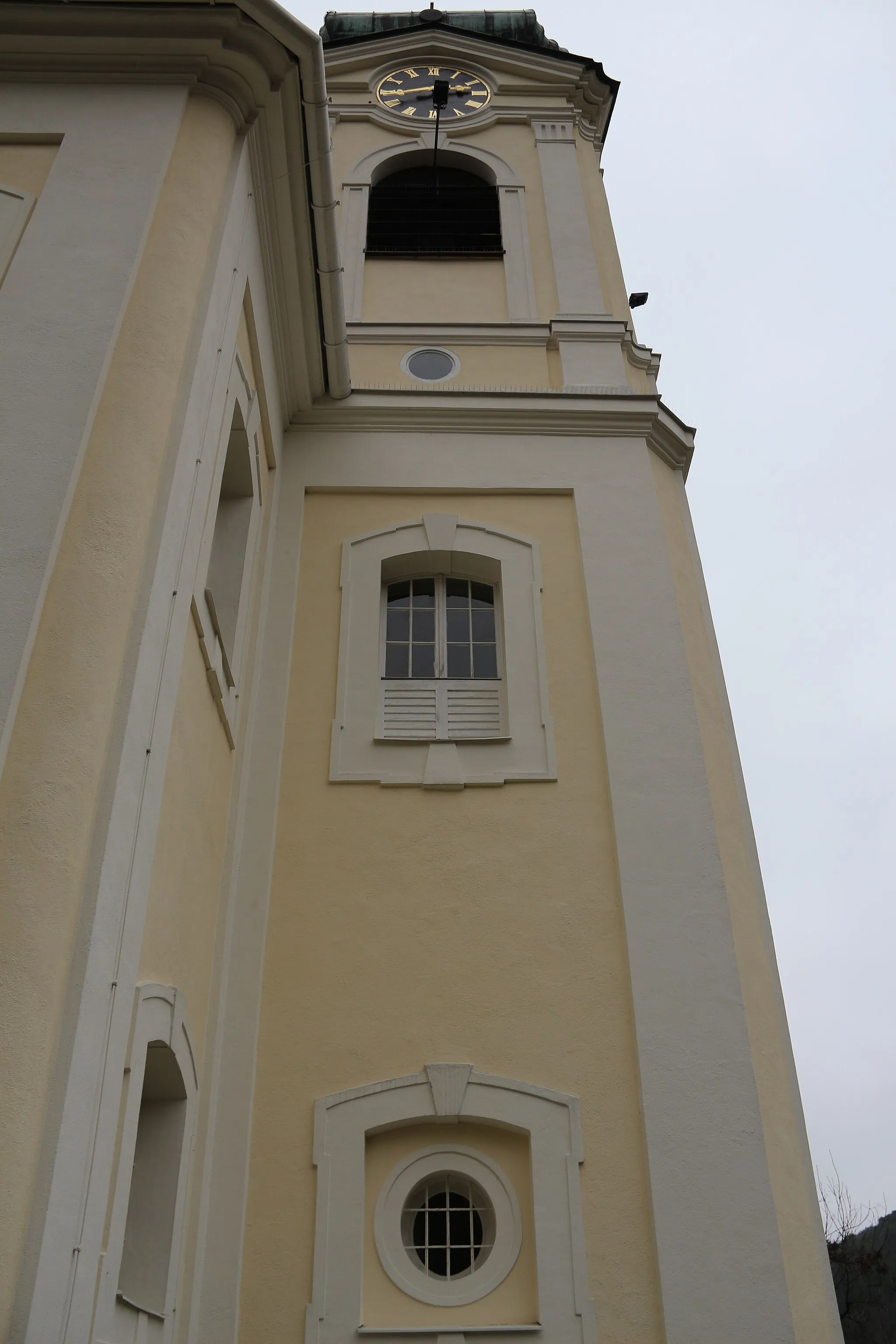 Photo showing: Kath. Pfarrkirche, Wallfahrtskirche hl. Jakob der Ältere und Ummauerung mit Stiegenanlage