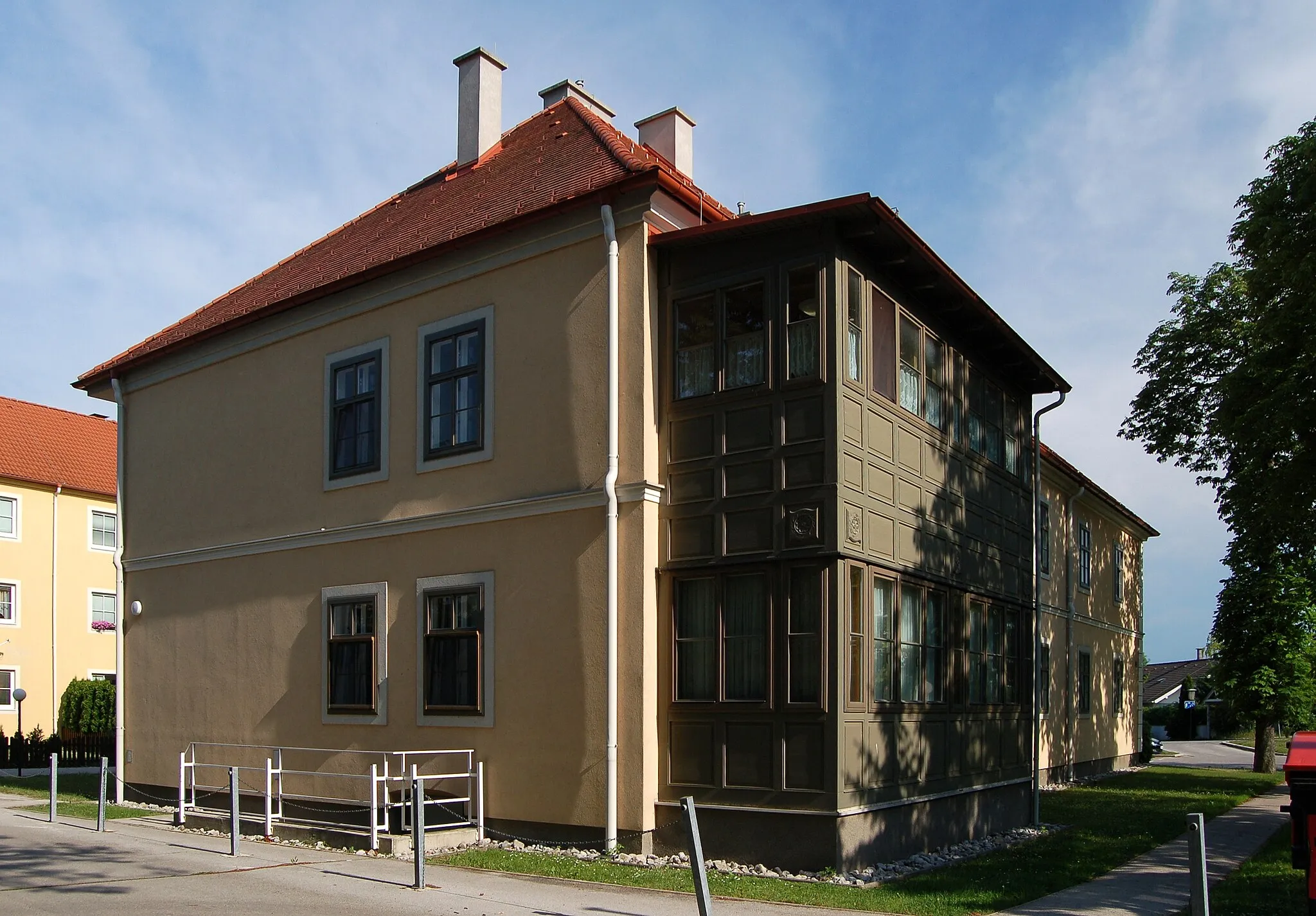 Photo showing: The former post station at Wr. Neustädterstraße 1 in Günselsdorf, Lower Austria now is a residential building and protected as a cultural heritage monument.