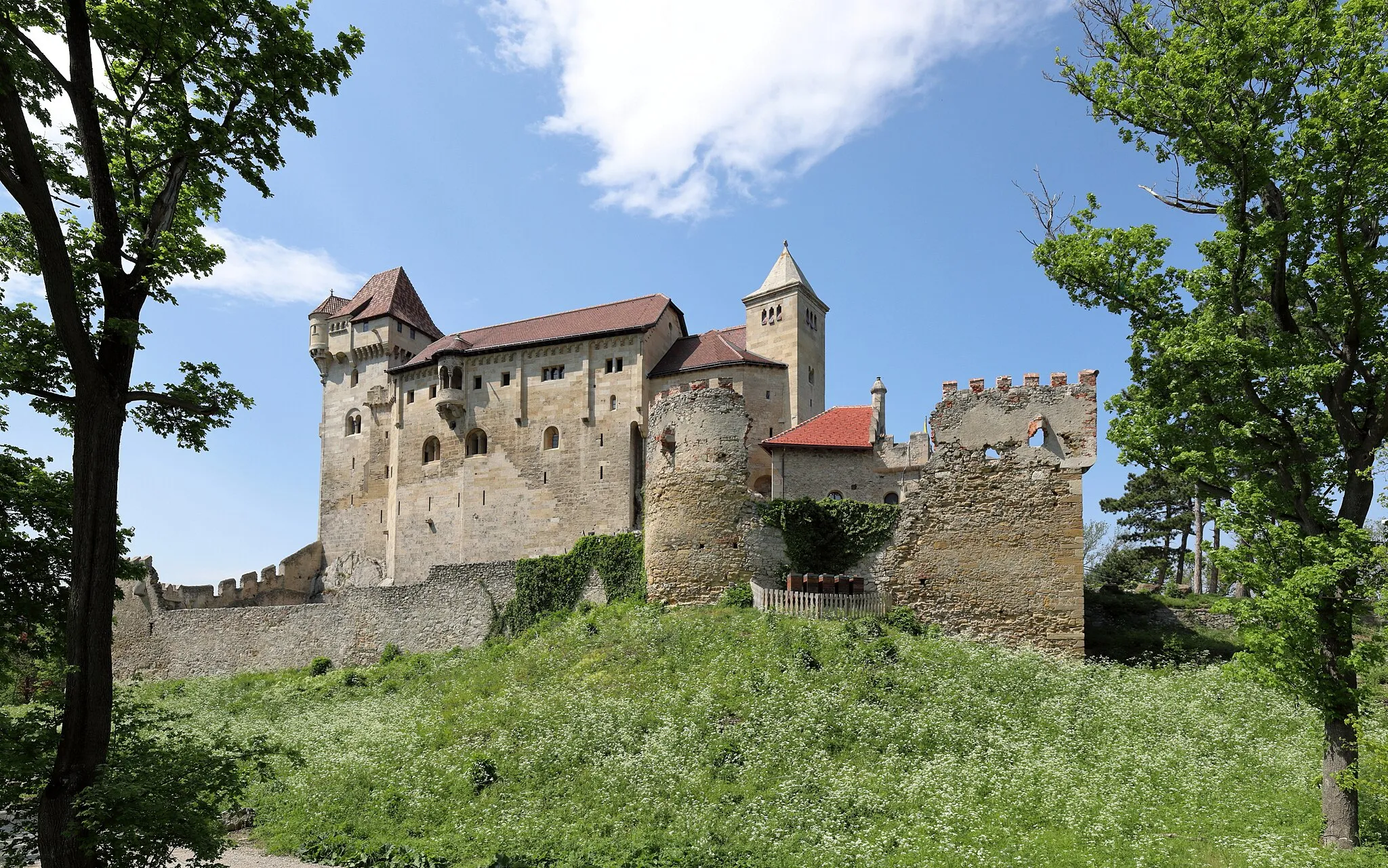 Photo showing: Südostansicht der Burg Liechtenstein in der niederösterreichischen Marktgemeinde Maria Enzersdorf. Eine weithin sichtbare und hoch aufragende mächtige romanische Burg, die bis ins 17. Jahrhundert mehrfach verändert, erweitert bzw. nach Zerstörungen wiederaufgebaut wurde. Bei der Türkenbelagerung 1683 wurde sie stark beschädigt und war anschließend eine Ruine, die erst ab dem Anfang des 19. Jahrhundert unter Einbeziehung der mittelalterlichen Anlage wiederaufgebaut bzw. rekonstruiert und erweitert wurde.