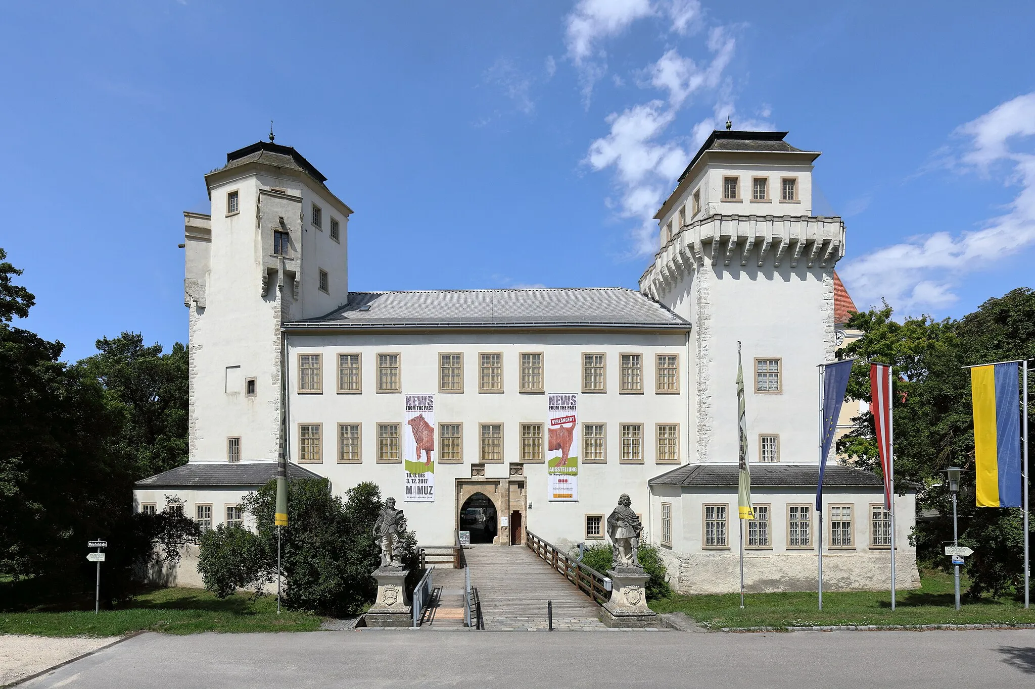 Photo showing: Südansicht des Schlosses Asparn in der niederösterreichischen Marktgemeinde Asparn an der Zaya. Ursprünglich eine vierflügelige Wasserburg mit 2 mächtigen Ecktürmen im Süden. 1645 durch die Schweden zerstört und 1651 teilweise Neuerrichtung. 1717 erfolgte eine Umgestaltung und 1820 wurde der Nordflügel abgetragen. Am 5. Juni 1970 wurde im Schloss ein Urgeschichtliches Museum eröffnet. Um 2012/2014 erfolgte der Zusammenschluss mit dem Museumszentrum Mistelbach zum Mistelbach-Asparn-MUseumsZentrum (MAMUZ).