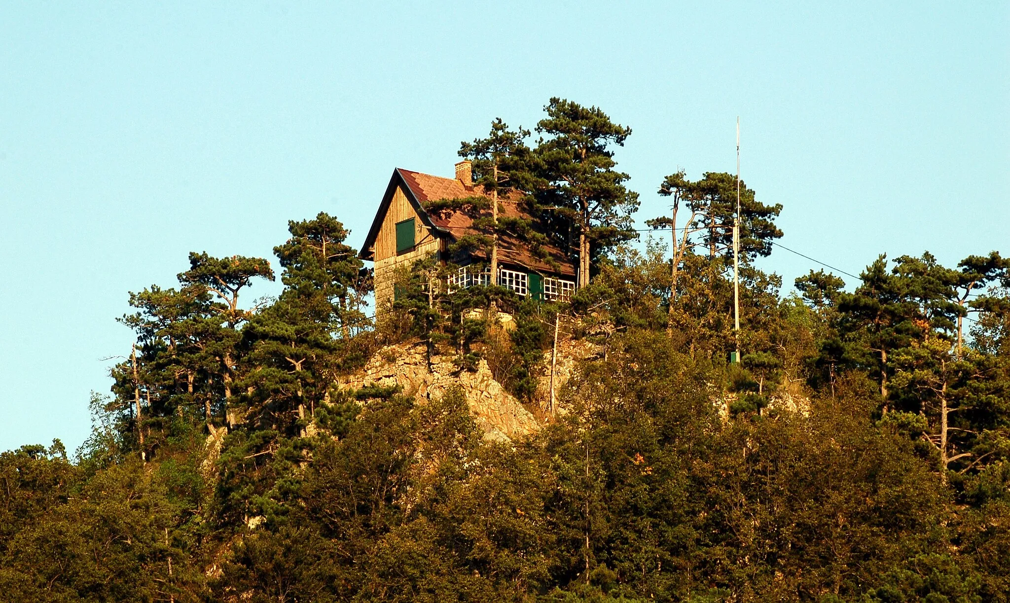 Photo showing: Dachenstein (former Tachenstein) with hunting lodge, former castle in municipality Hohe Wand, Lower Austria.