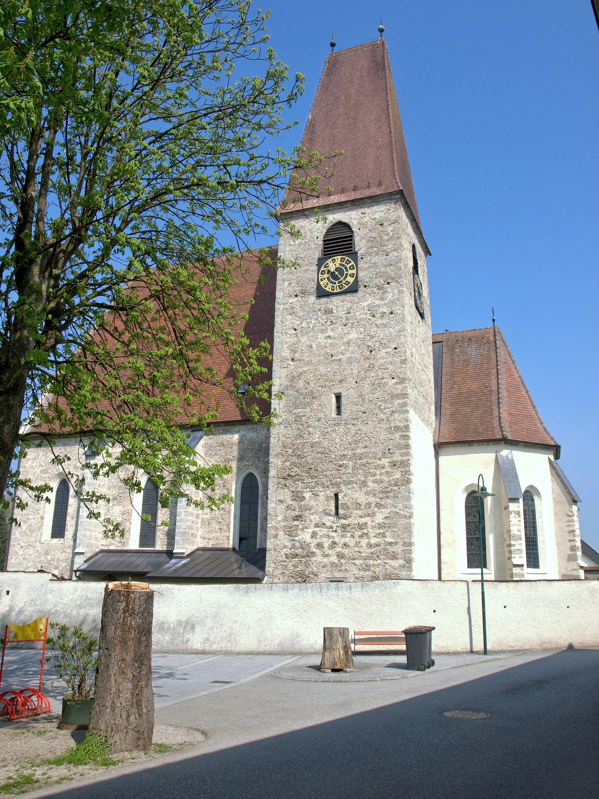 Photo showing: Kath. Pfarrkirche hl. Severin und Friedhof