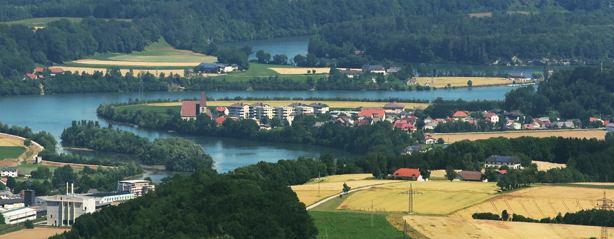 Photo showing: Blick von der Dambergwarte auf Haidershofen. Die Grenze zwischen Oberösterreich (links) und Niederösterreich (rechts) verläuft im Ennsfluss.