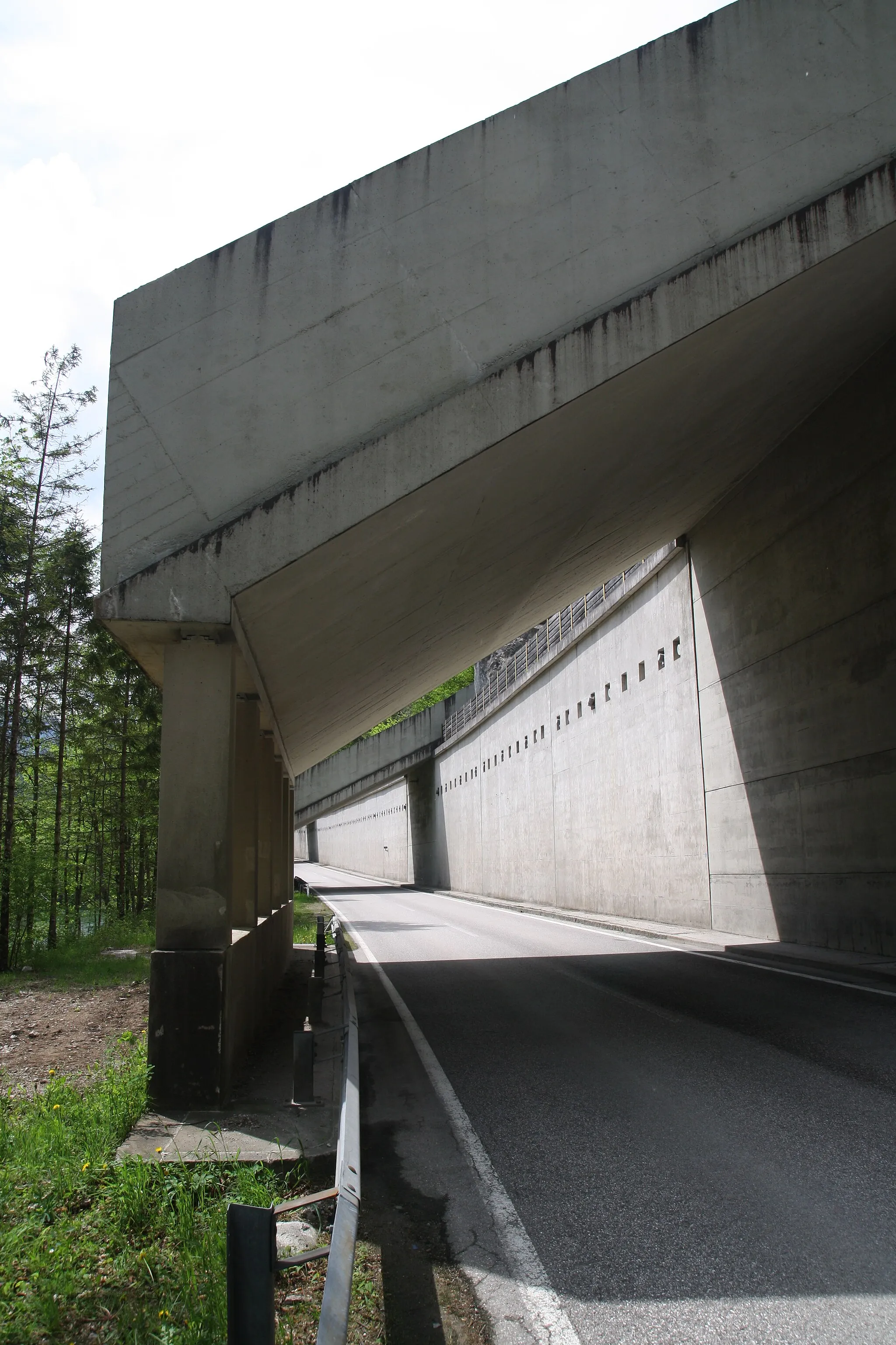 Photo showing: Rockfall protection gallery in Austria