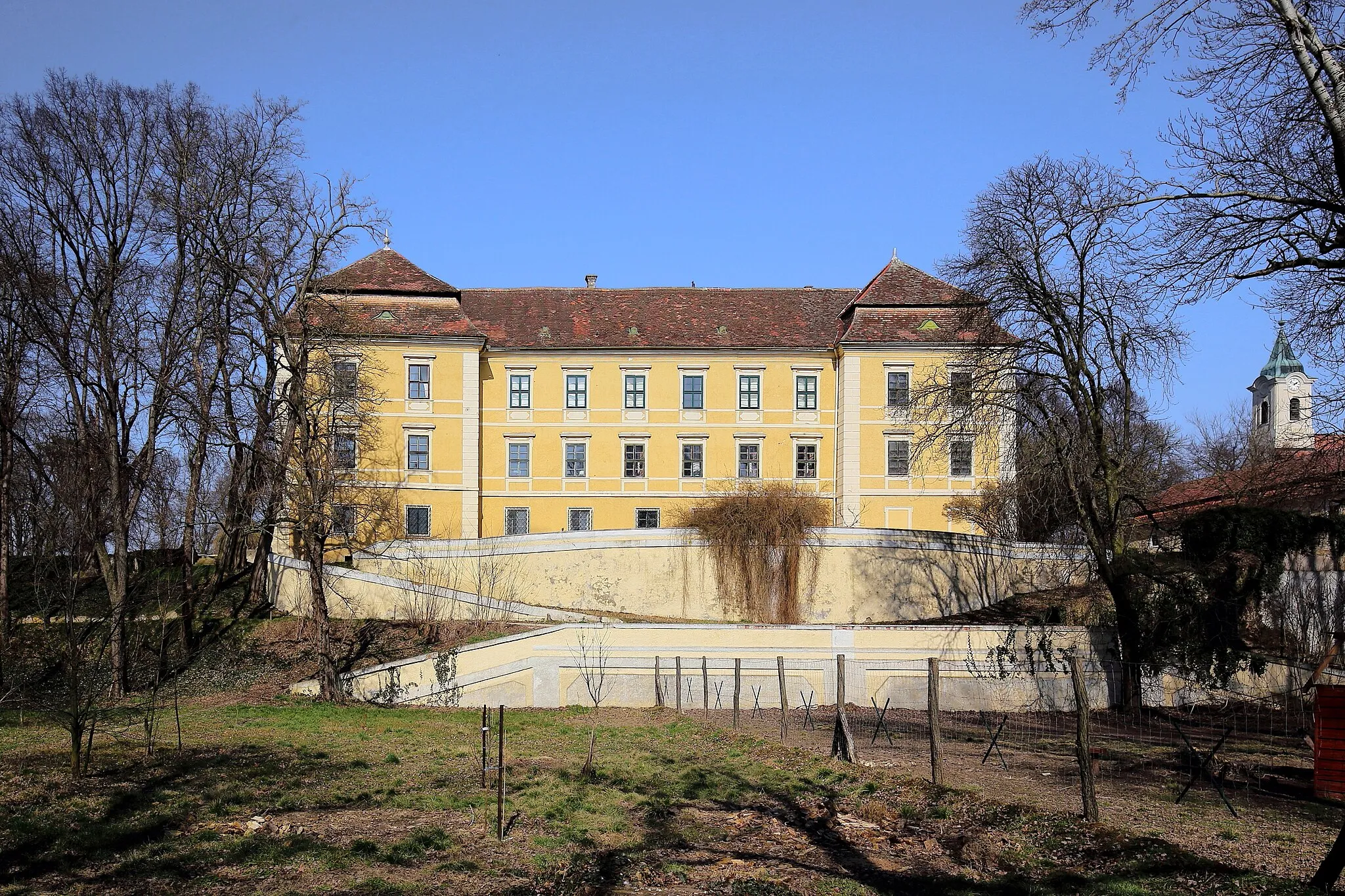 Photo showing: Südtrakt des Schlosses Pellendorf in der niederösterreichischen Marktgemeinde Gaweinstal.