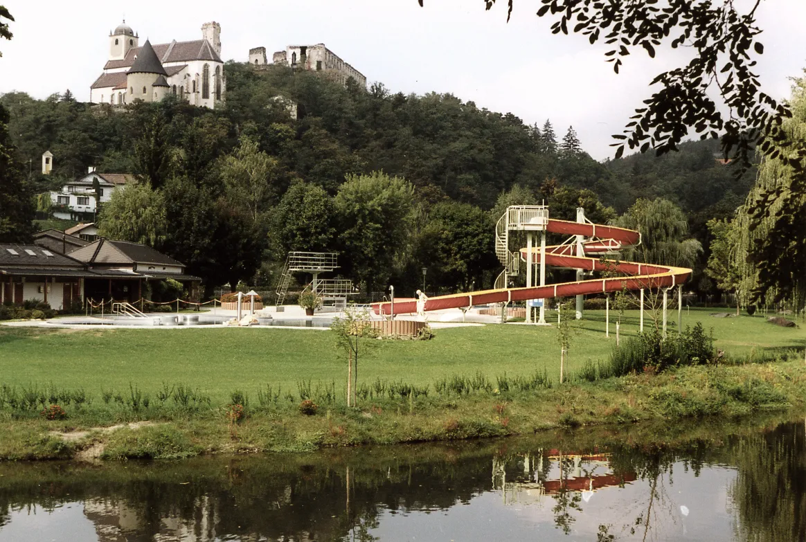 Photo showing: Gars and Kamp river in 2003 with castle