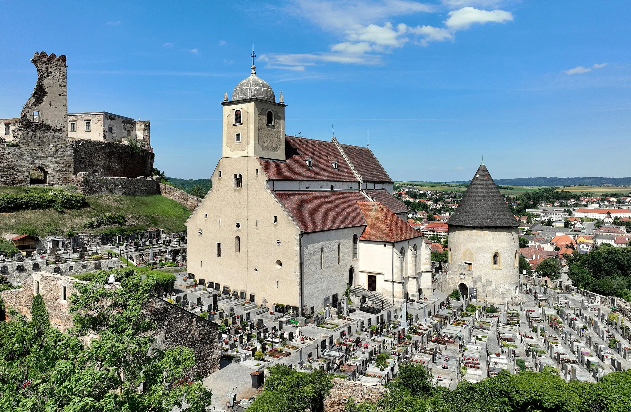 Photo showing: South view of the former parish church of Thunau am Kamp, Lower Austria.