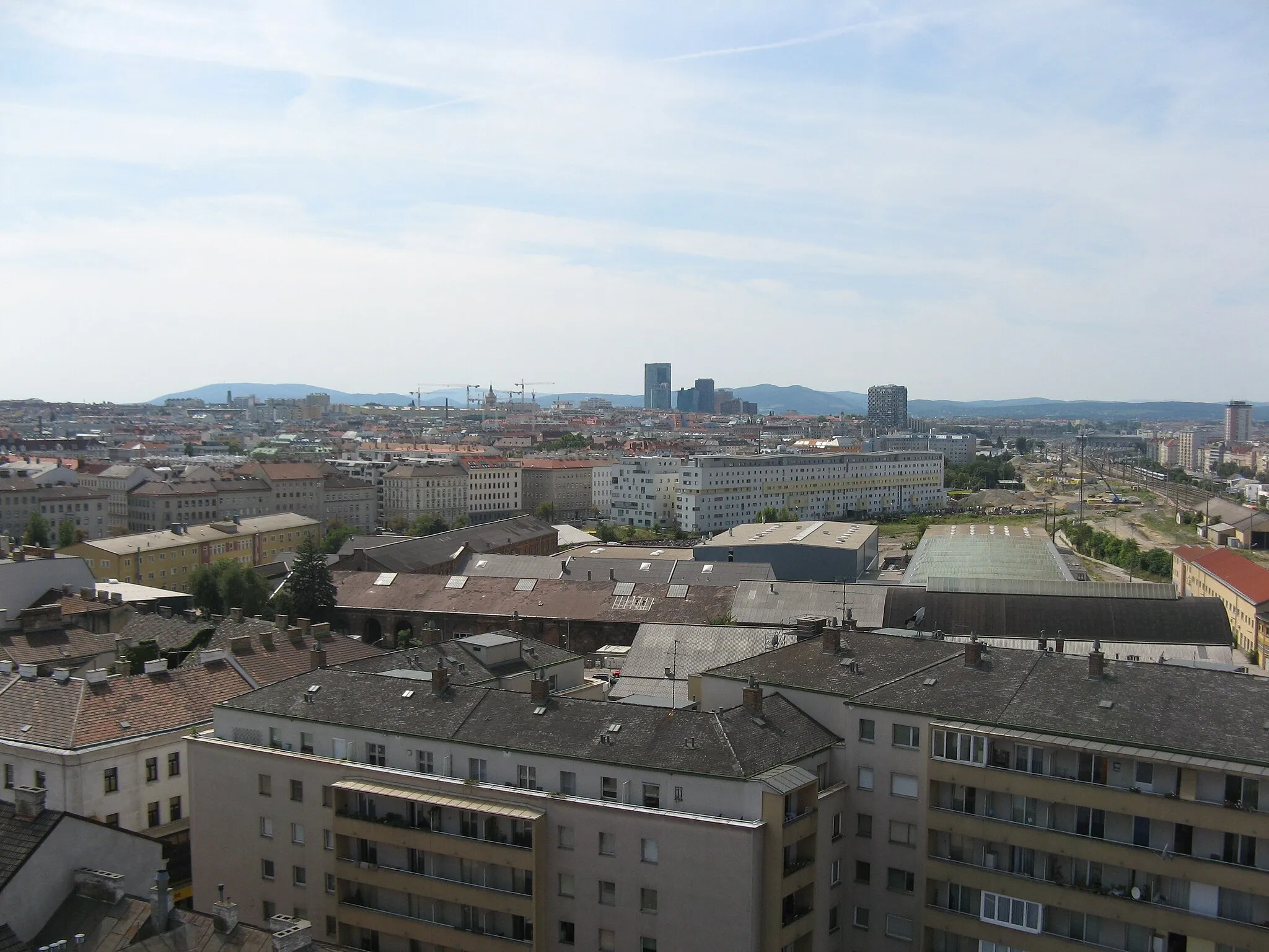 Photo showing: Blick auf Favoriten Richtung Wienerberg vom Bahnorama