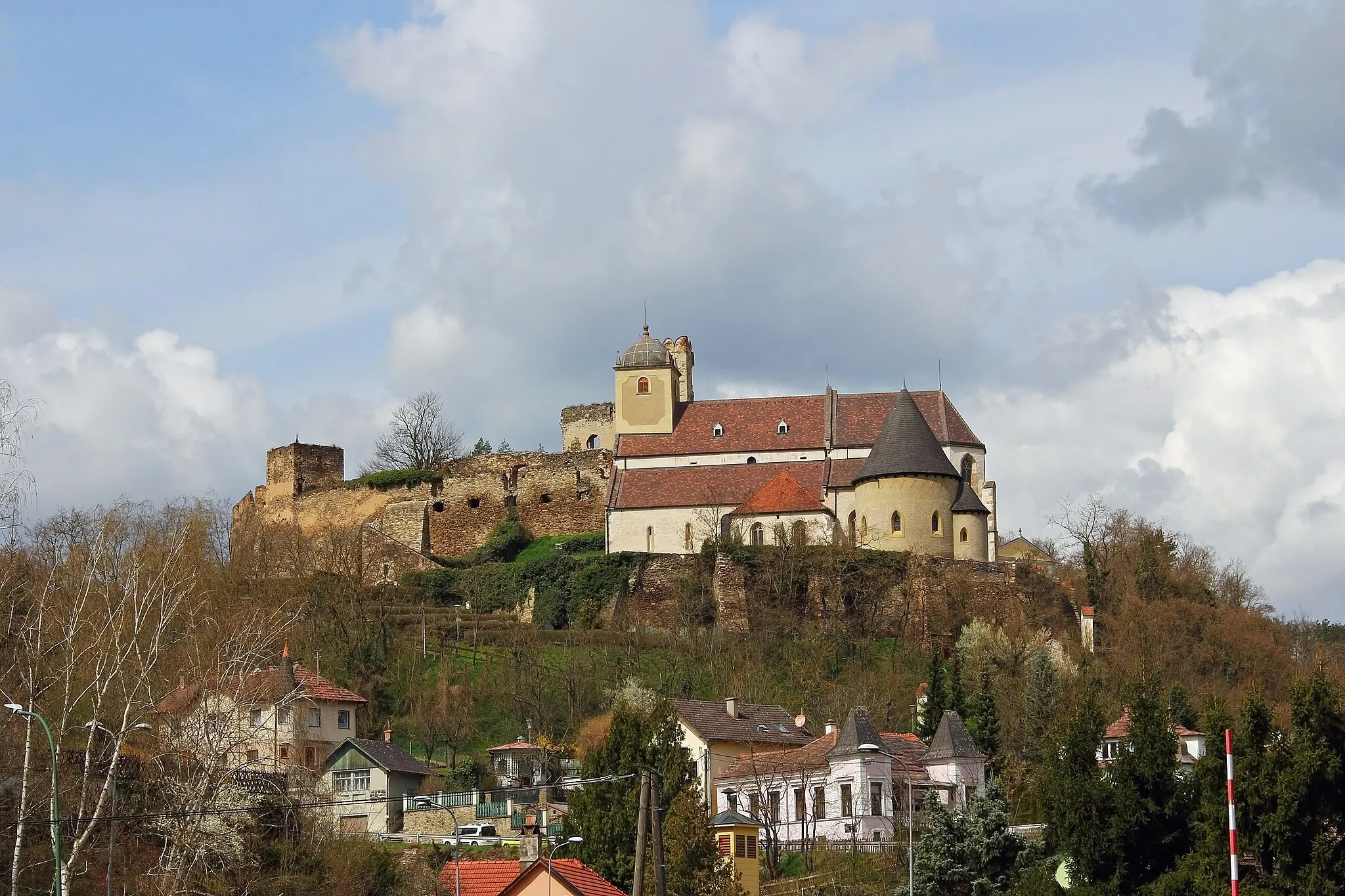 Photo showing: Kath. Pfarrkirche hl. Gertrud und Burgruine Gars in Thunau am Kamp