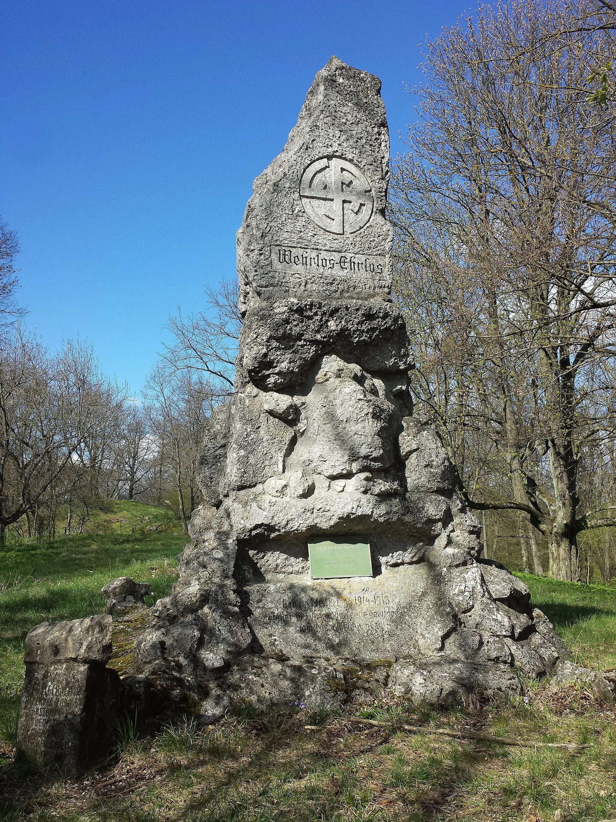 Photo showing: Deutschnationales Turnerdenkmal am Semmelberg bei Ernstbrunn mit einem Hakenkreuz