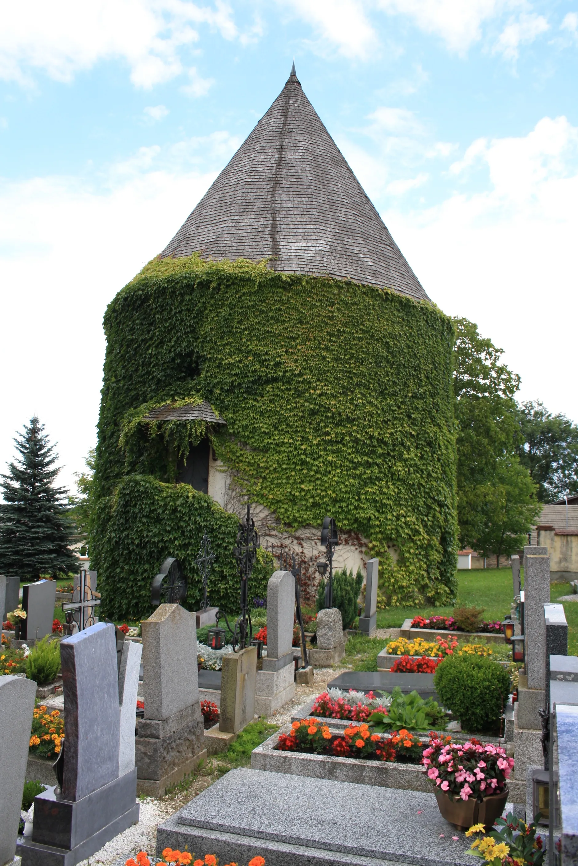 Photo showing: Außenansicht des Karners in Großglobnitz, Zwettl, Lower Austria