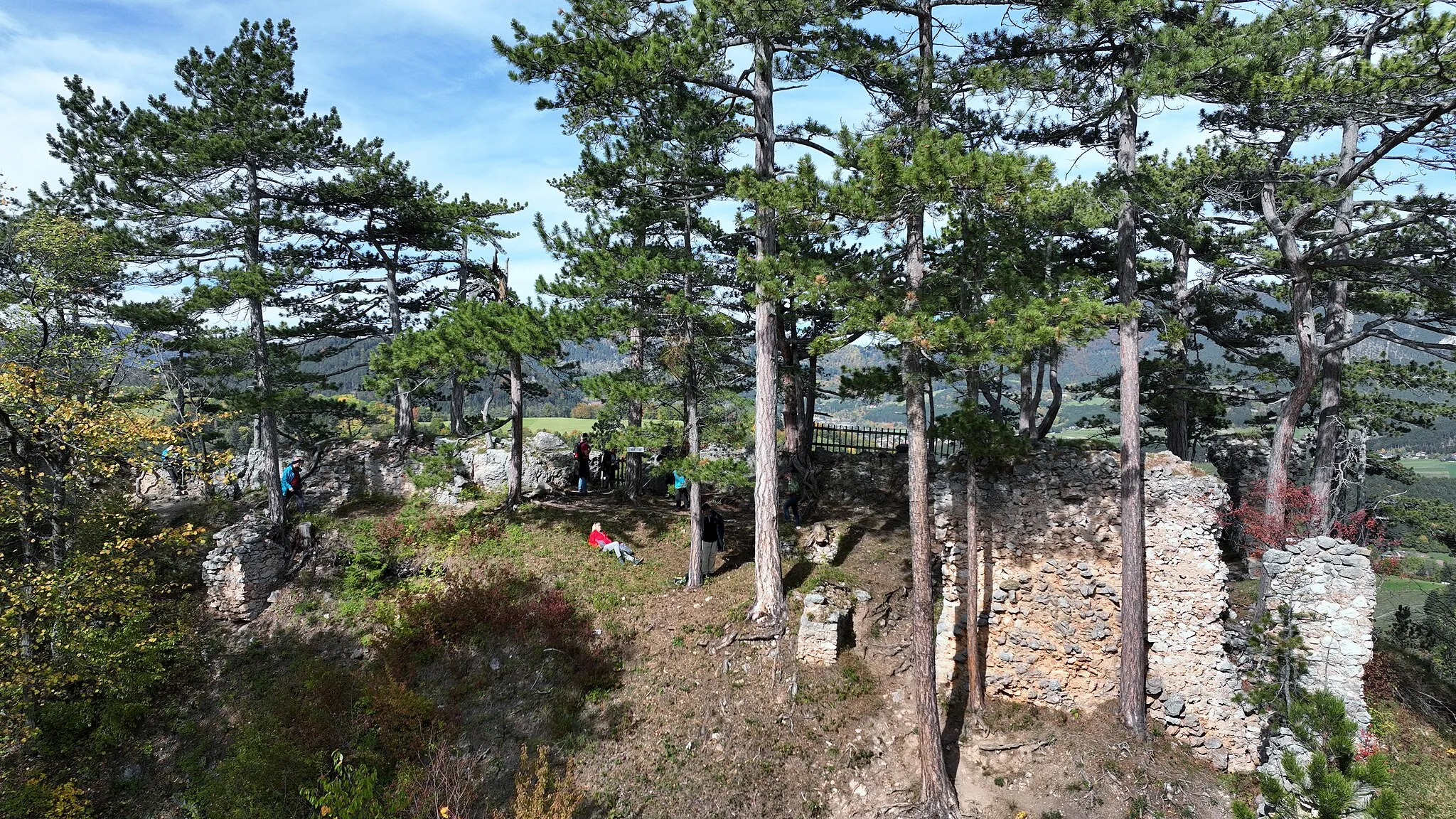 Photo showing: Southeast view of the Schrattenstein castle ruins in Lower Austria.