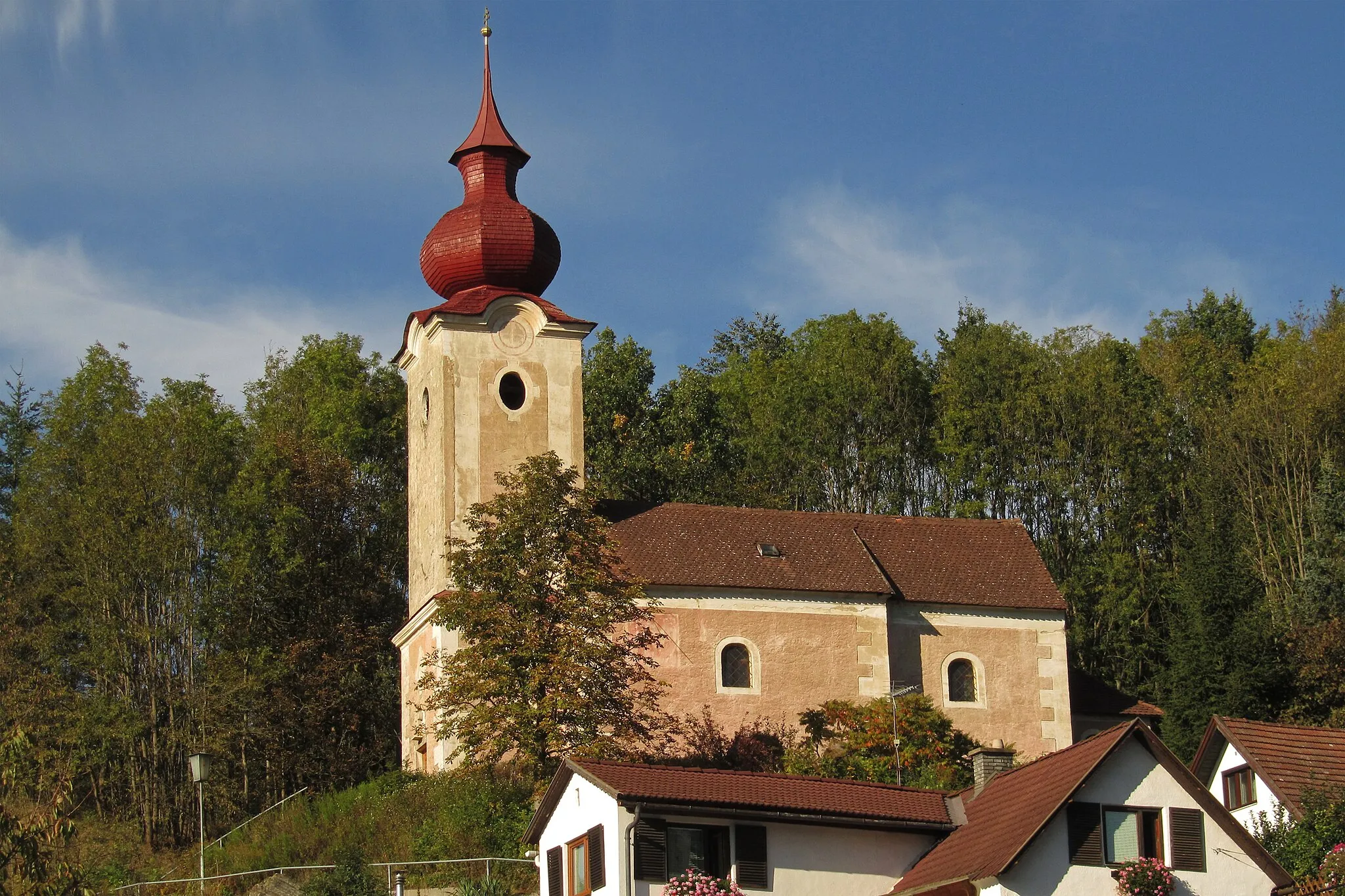 Photo showing: Barocke Saalkirche aus dem 17. Jahrhundert mit vorgestelltem Westturm der um 1765 erbaut wurde.