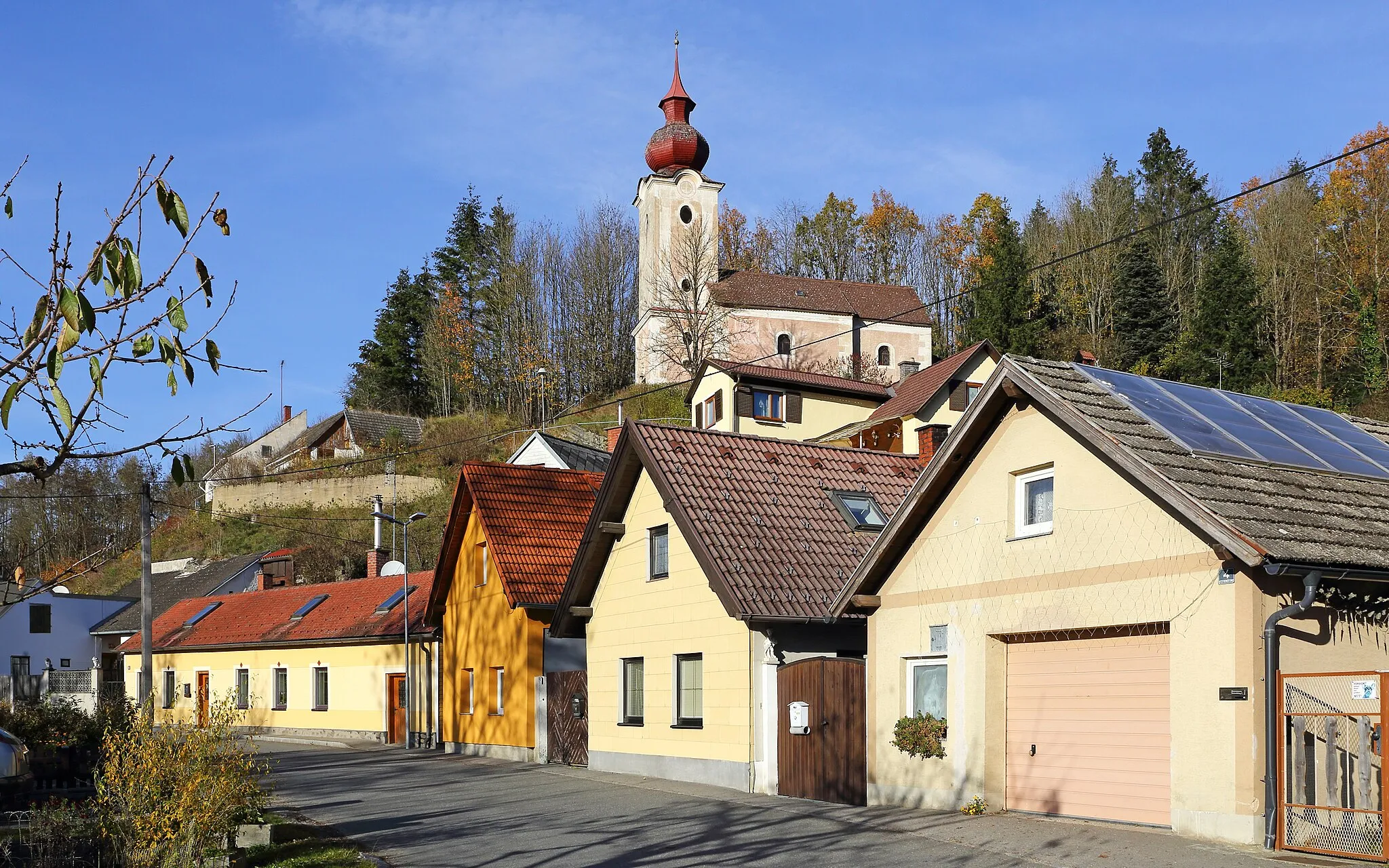 Photo showing: Die Kath. Filialkirche hl. Anna ist eine barocke Saalkirche aus dem 17. Jahrhundert mit vorgestelltem Westturm der um 1765 erbaut wurde.