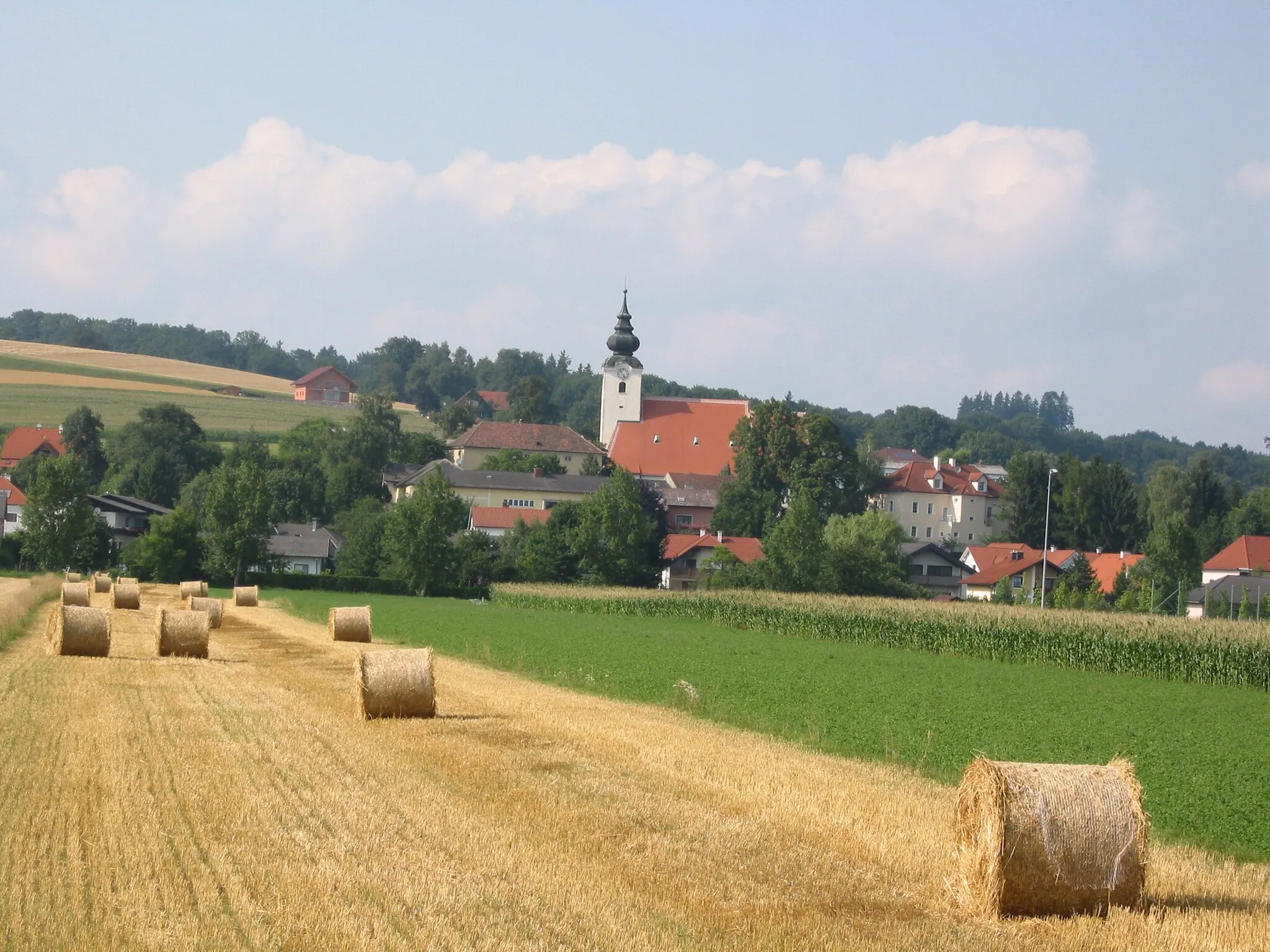 Photo showing: St. Georgen am Ybbsfelde, vom Süden gesehen, zur Erntezeit. Der Mais steht noch auf den Feldern.
