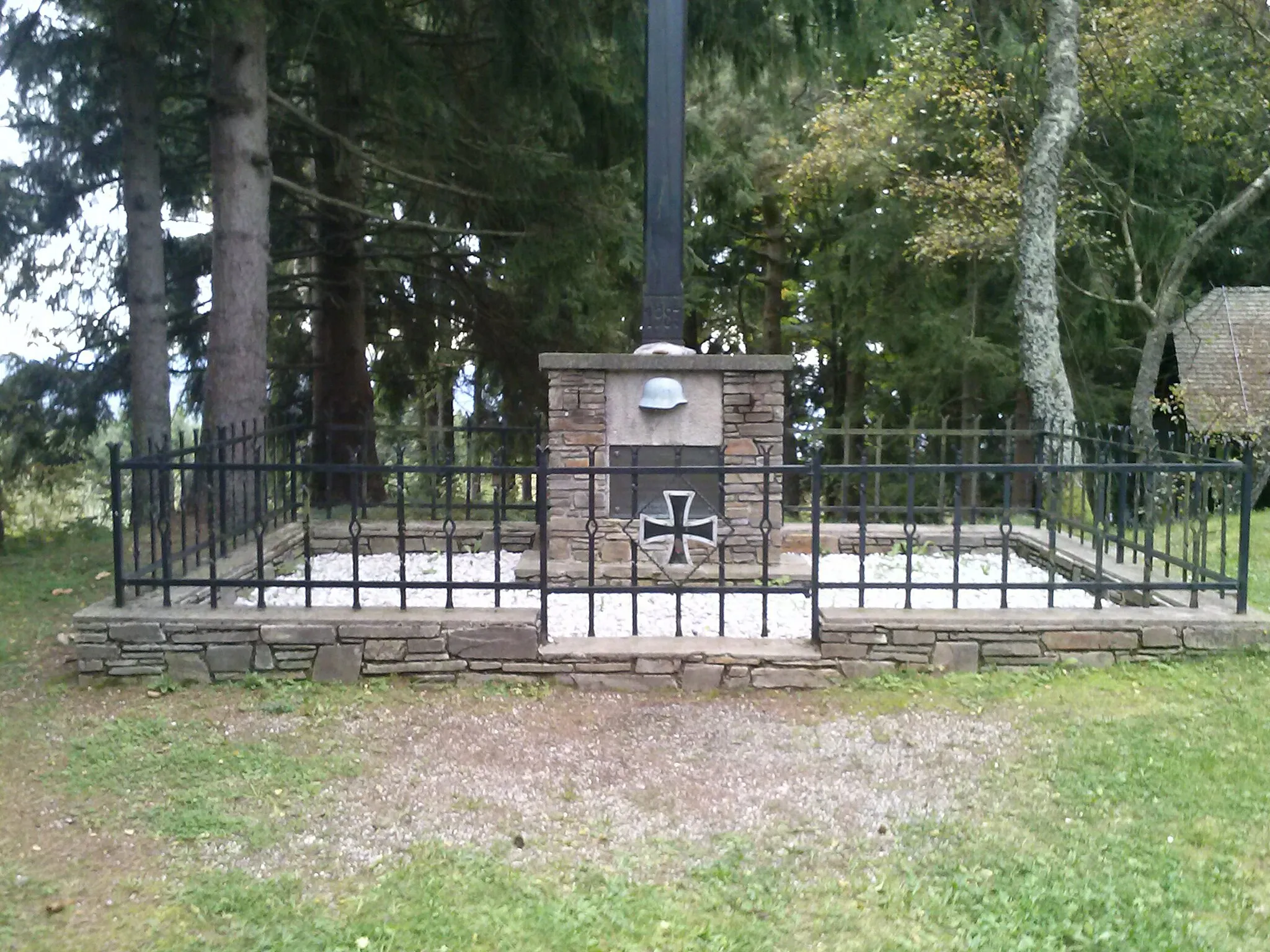 Photo showing: Gedenkstätte für die Toten des 2. Weltkrieges auf dem Hutwisch neben der Aussichtswarte.