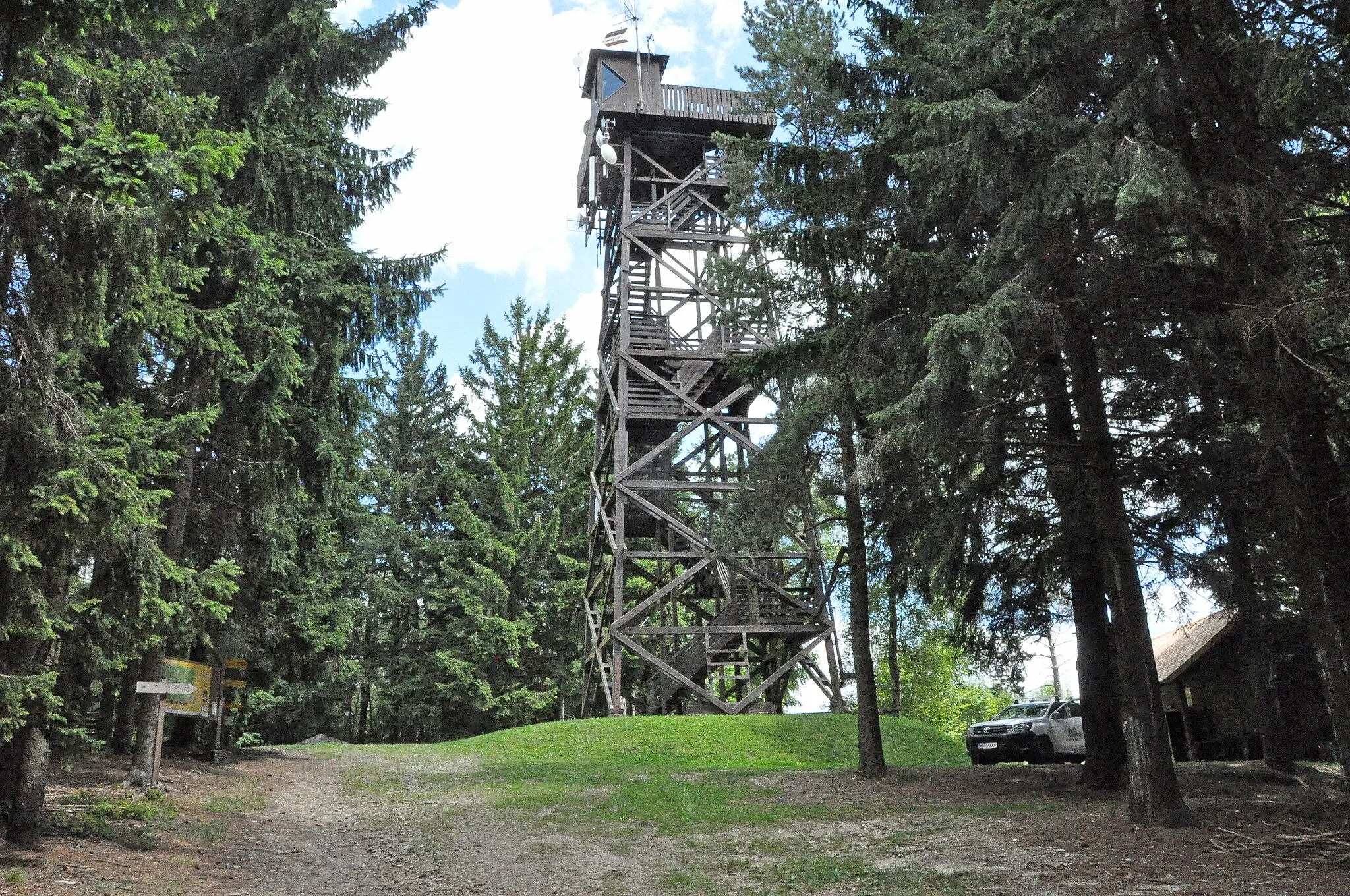 Photo showing: The observation tower at the Hutwisch in the municipality of Hochneukirchen-Gschaidt. West view, from the direct hiking trail no. 1.
