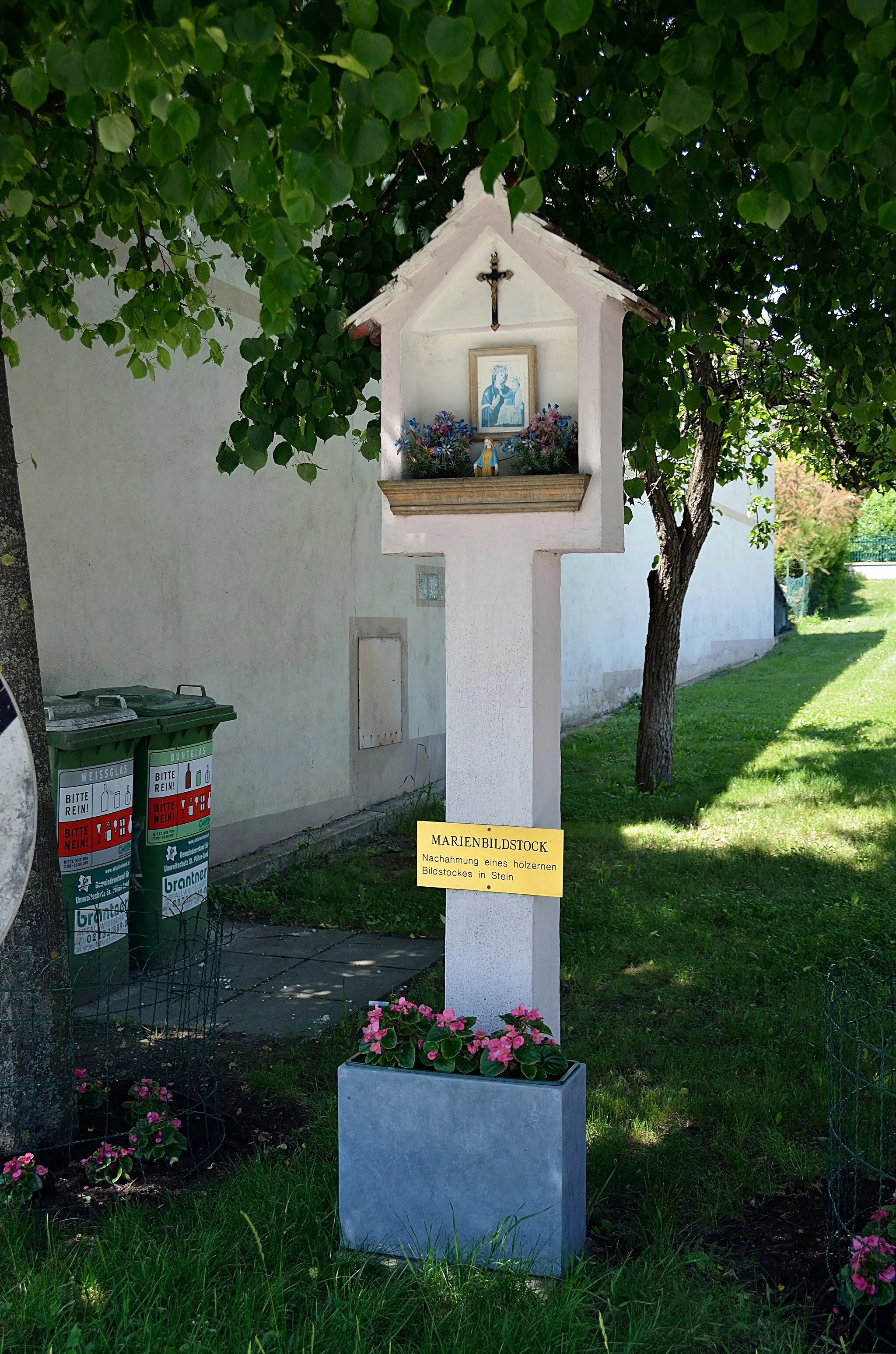Photo showing: A wayside shrine dedicated to Virgin Mary in Anzenberg, municipality of Inzersdorf-Getzersdorf, Lower Austria. Was built in concrete in 1964 as a replacement for a former wooden wayside shrine.
