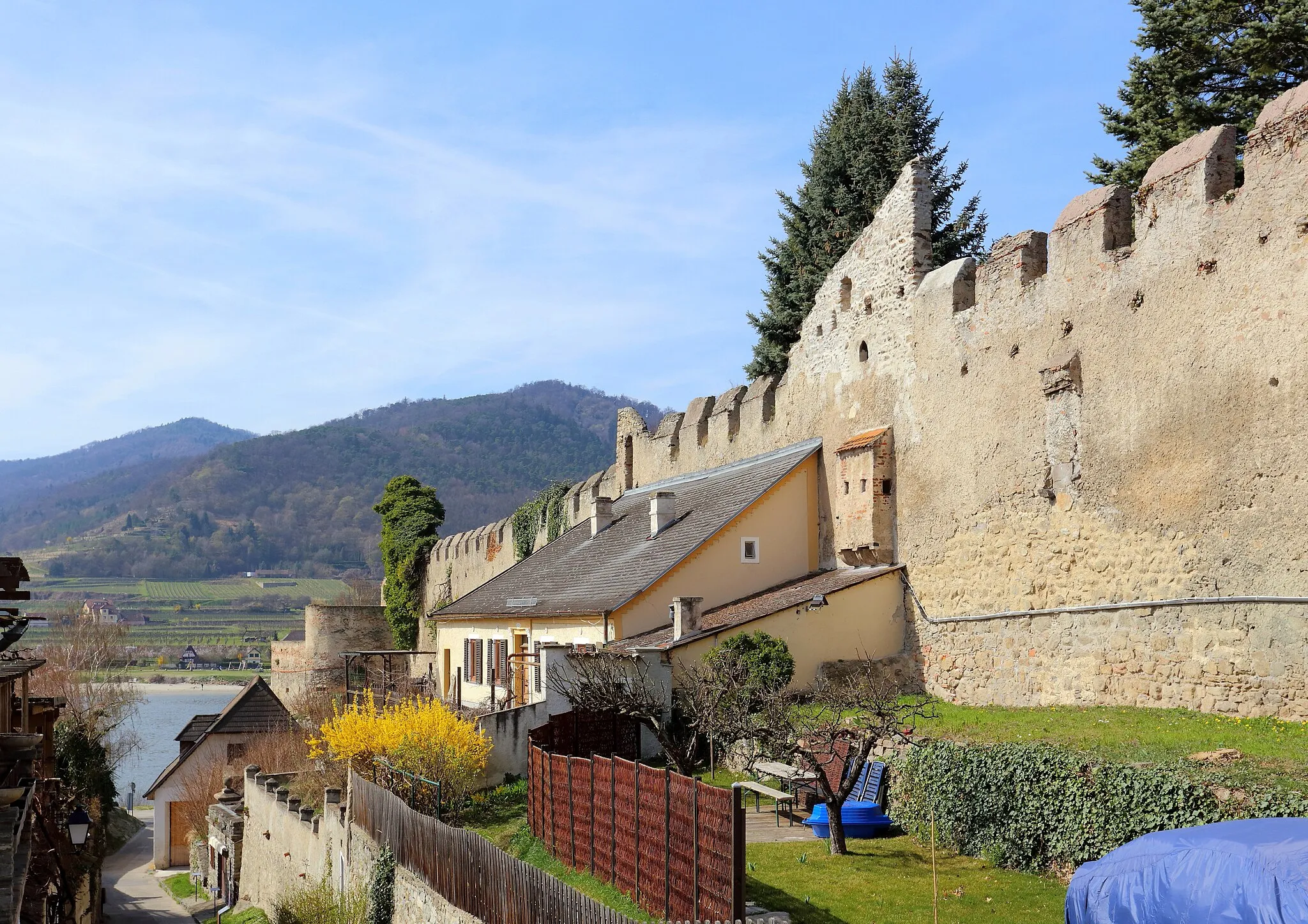 Photo showing: Südlicher Teilabschnitt der Stadtmauer in Dürnstein.