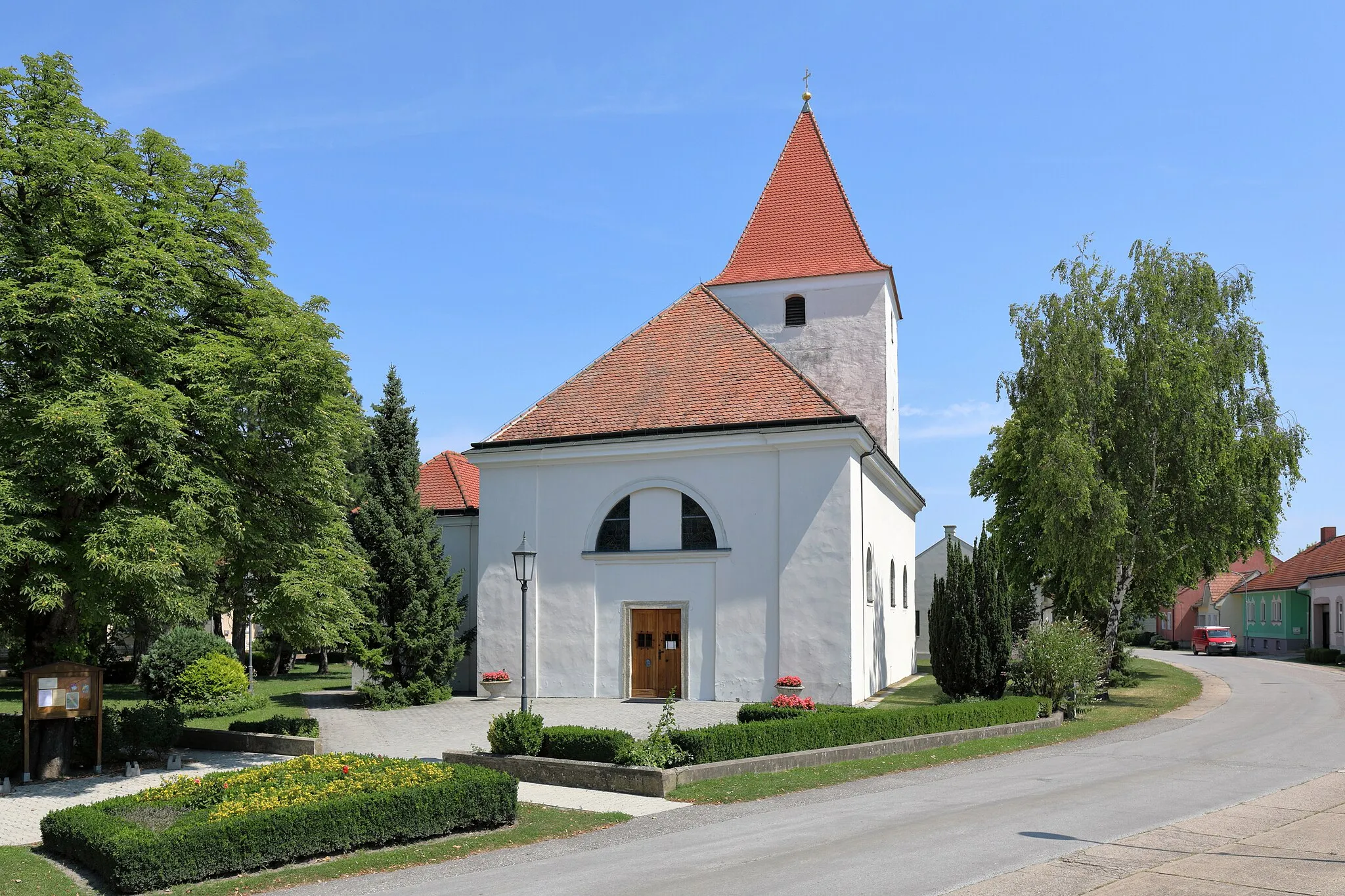 Photo showing: Westansicht der röm.-kath. Pfarrkirche hl. Laurenz in der niederösterreichischen Gemeinde Haringsee. Die  ehemalige Wehrkirche wurde in mehreren Etappen barockisiert und Anfang des 19. Jahrhundert gegen Westen um ein Joch erweitert.