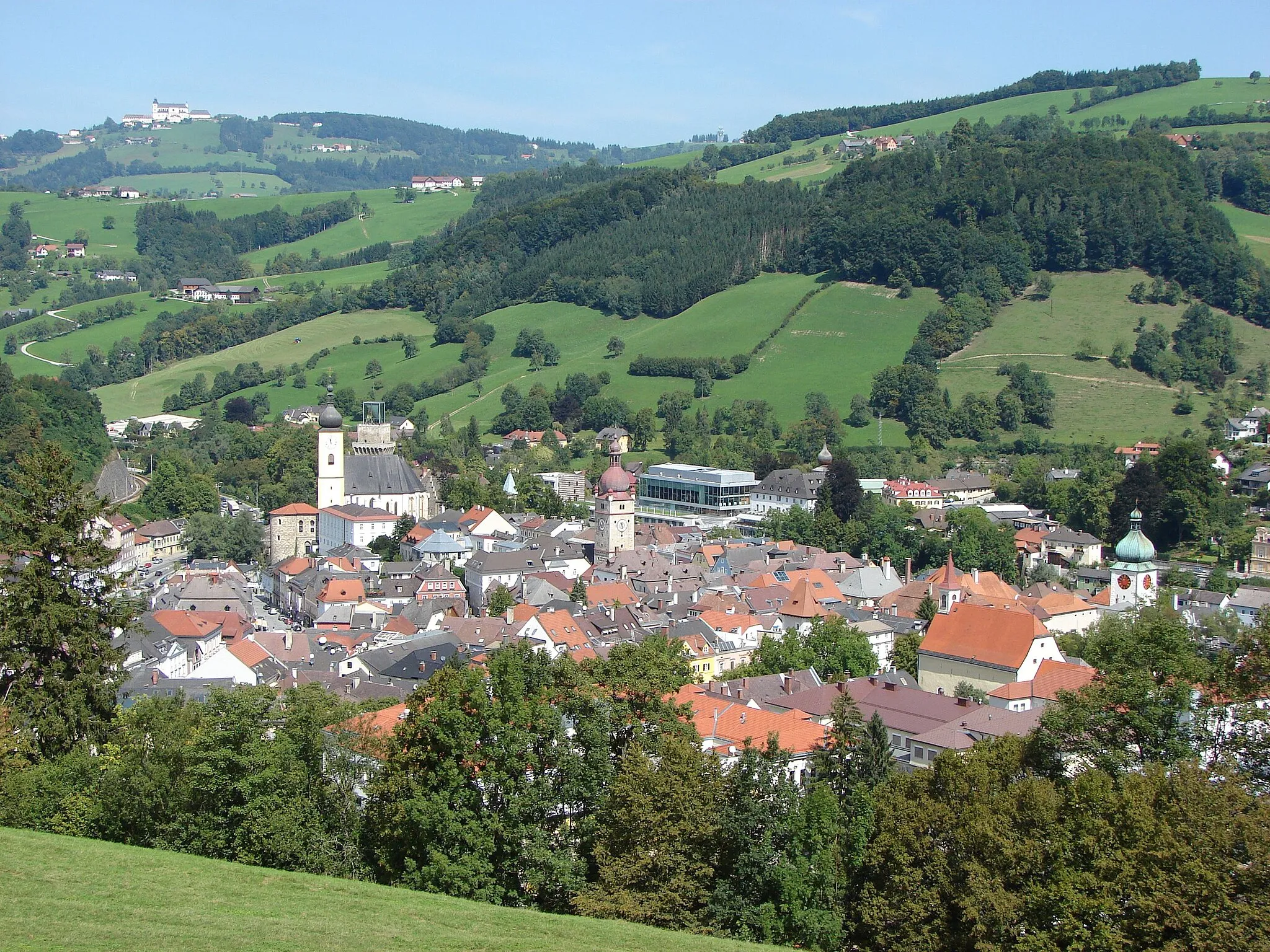 Photo showing: Waidhofen an der Ybbs vom Buchenberg aus gesehen. Im Hintergrund links oben die Basilika Sonntagberg.