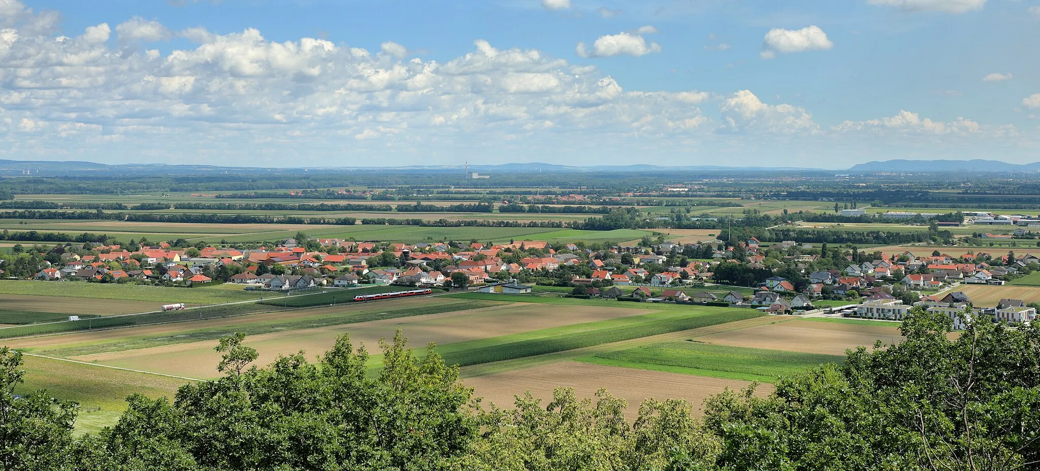 Photo showing: Blick vom Aussichtsturm „Korkenzieher“ auf das niederösterreichische Dorf Gemeinlebarn, das zur politischen Stadtgemeinde Traismauer gehört.