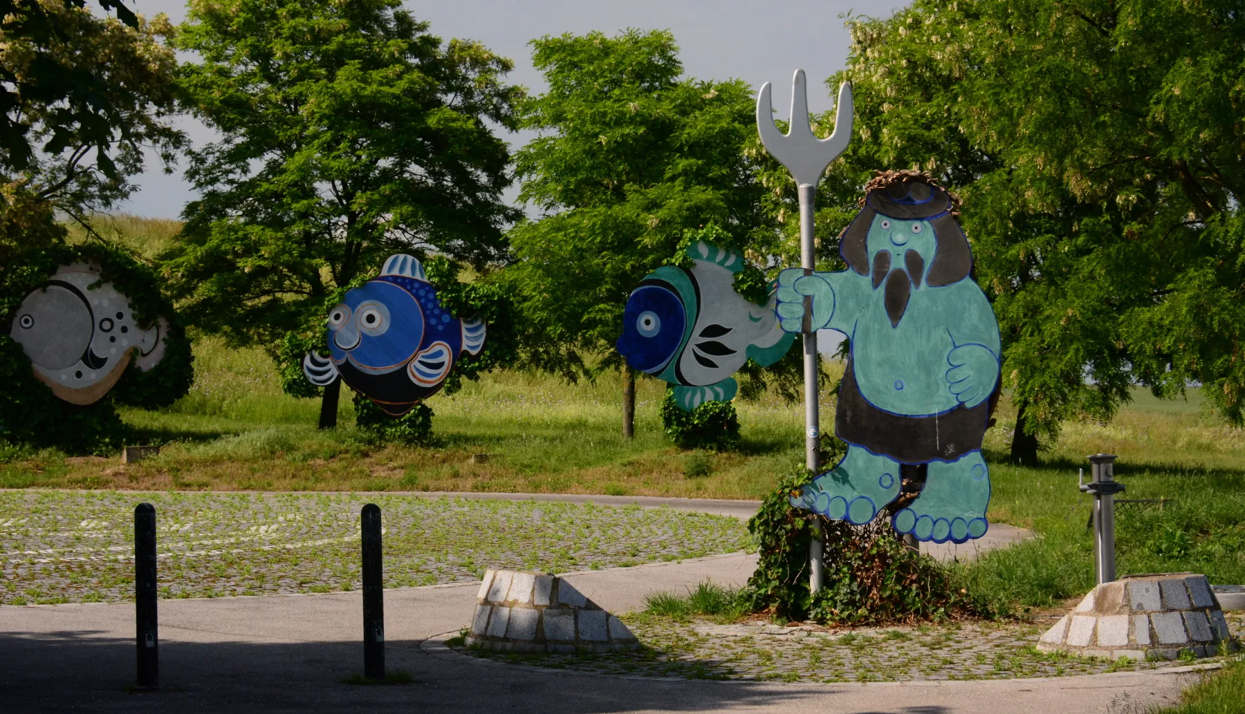 Photo showing: Die künstlerische Gestaltung des Wasserbehälters Bisamberg stammt von Professor Gottfried Kumpf