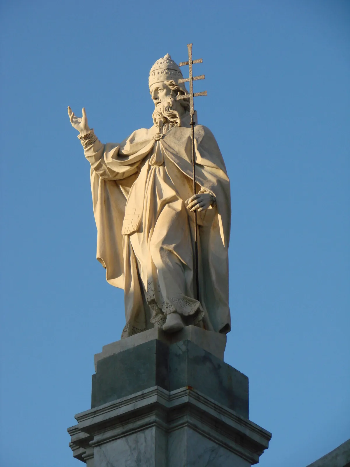 Photo showing: San Silvestro (pope Sylvester I) statue, over the Church of San Silvestro, Pisa