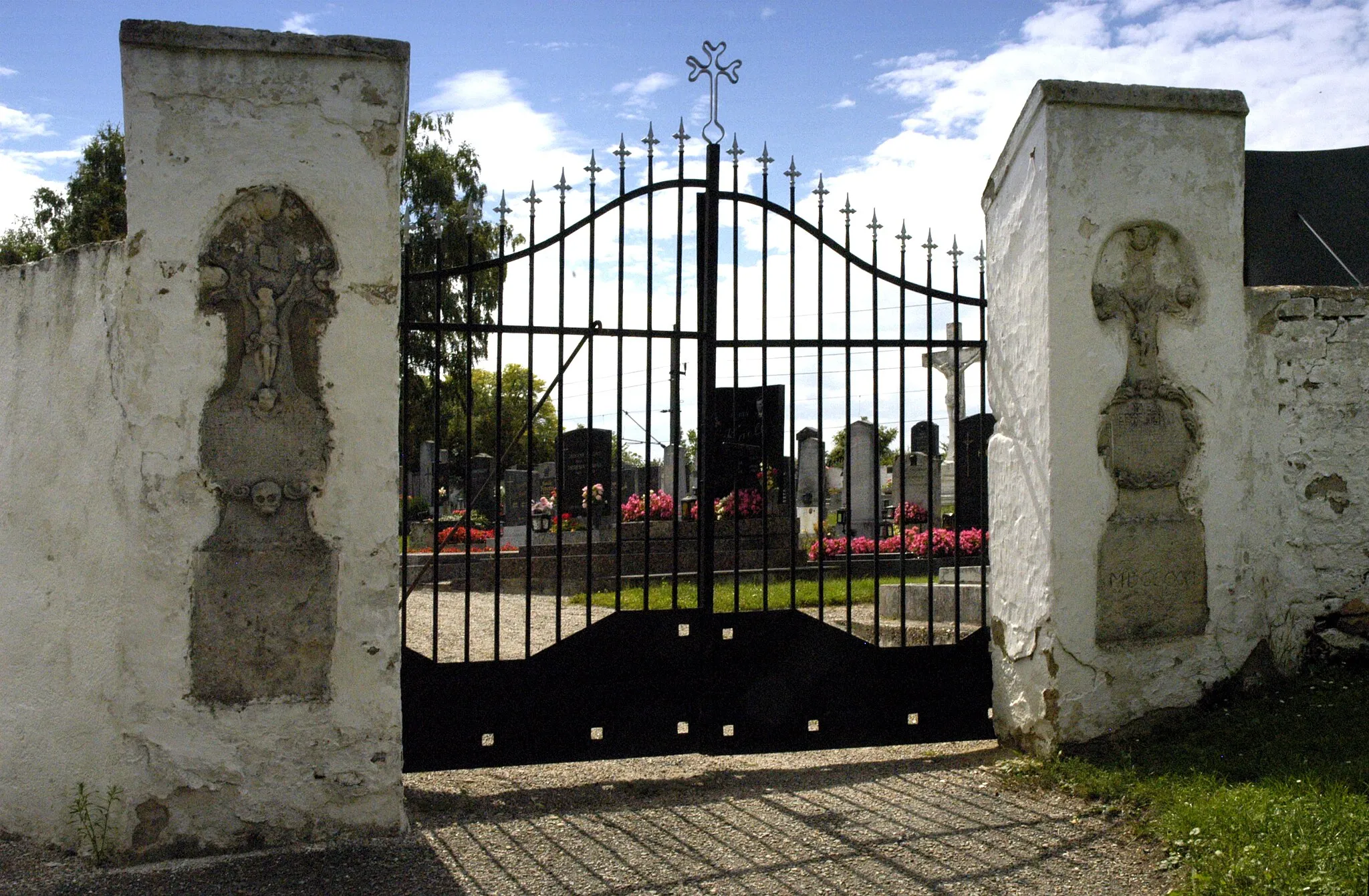 Photo showing: Portal des Friedhofes in Glaubendorf, Gemeinde Heldenberg
