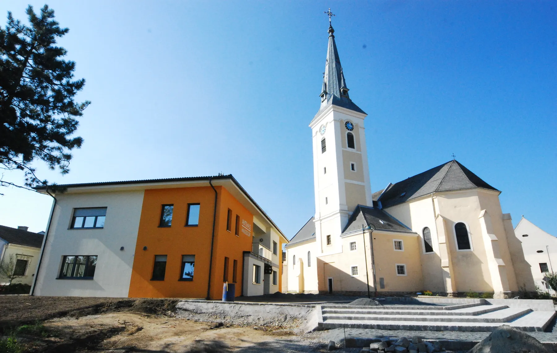 Photo showing: Gemeindeamt und Pfarrkirche von Haugsdorf in Niederösterreich