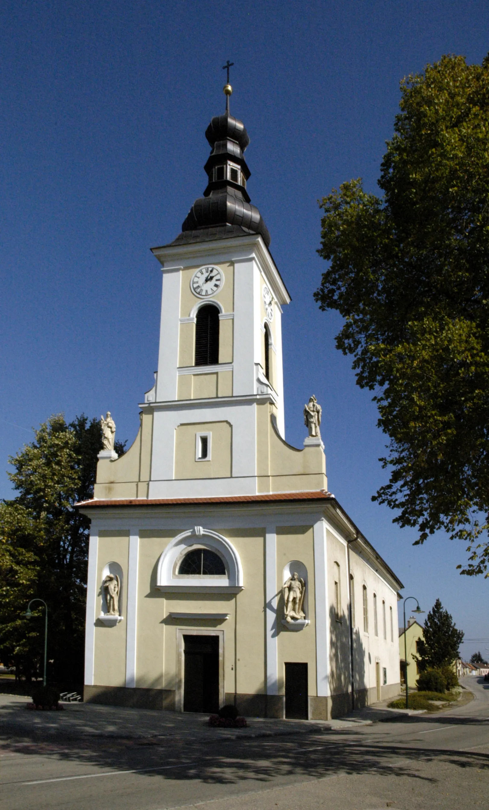 Photo showing: katholische Pfarrkirche Maria Himmelfahrt in Obritz, Gemeinde Hadres