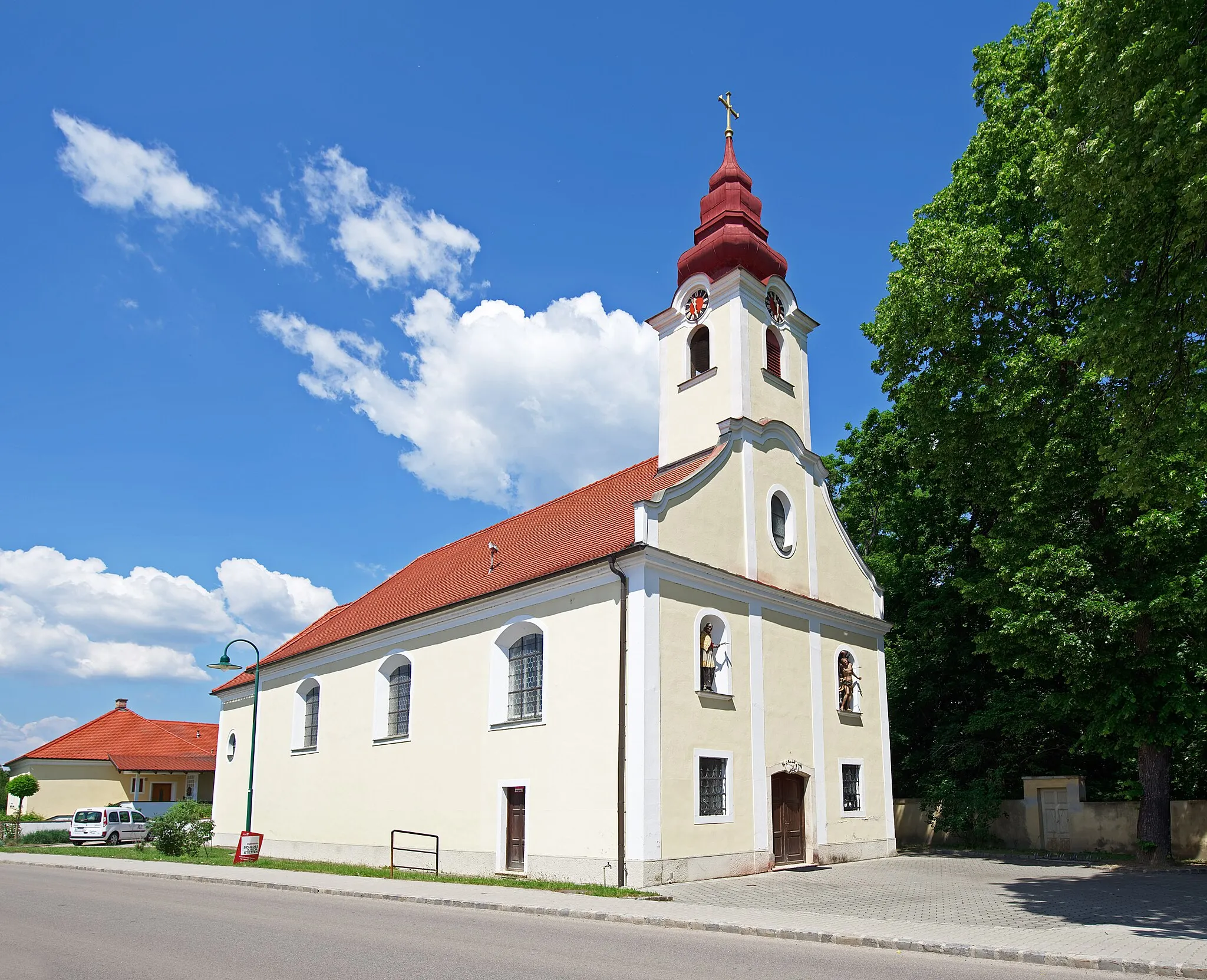 Photo showing: Parish church at Untermarkersdorf, municipality Hadres, Lower Austria, Austria