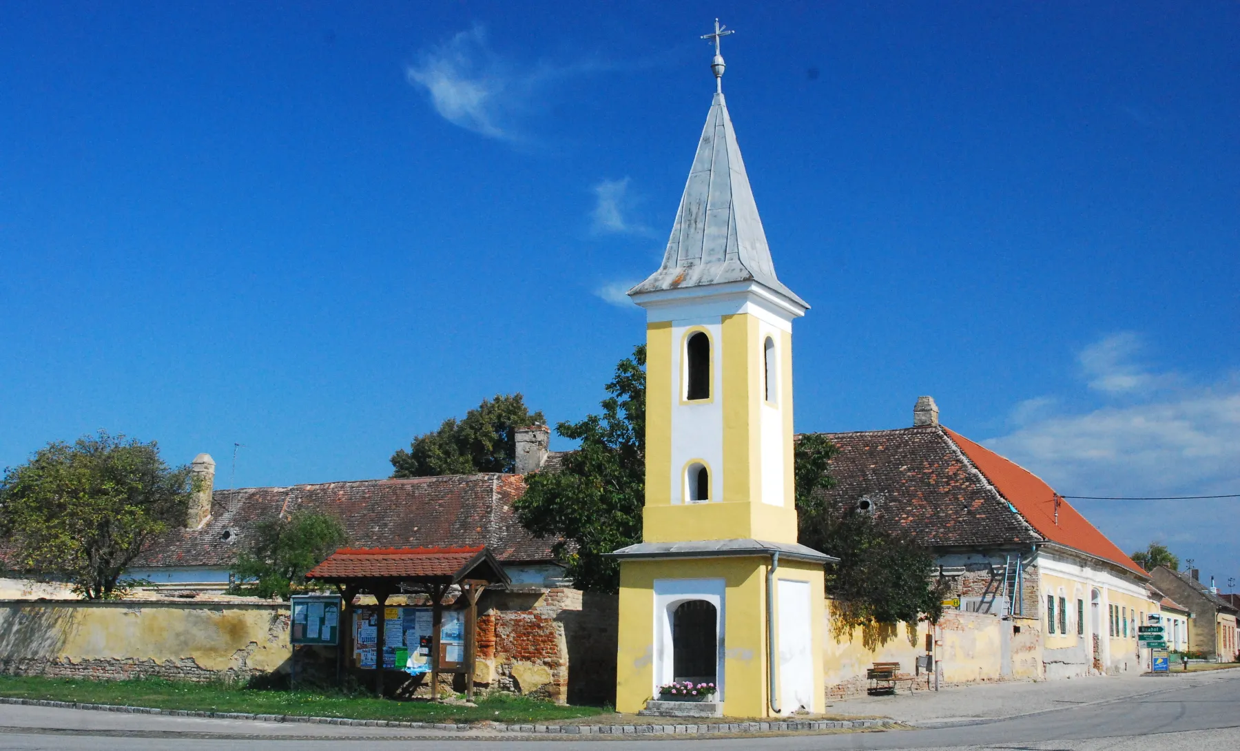 Photo showing: Glockenturm und Kapelle